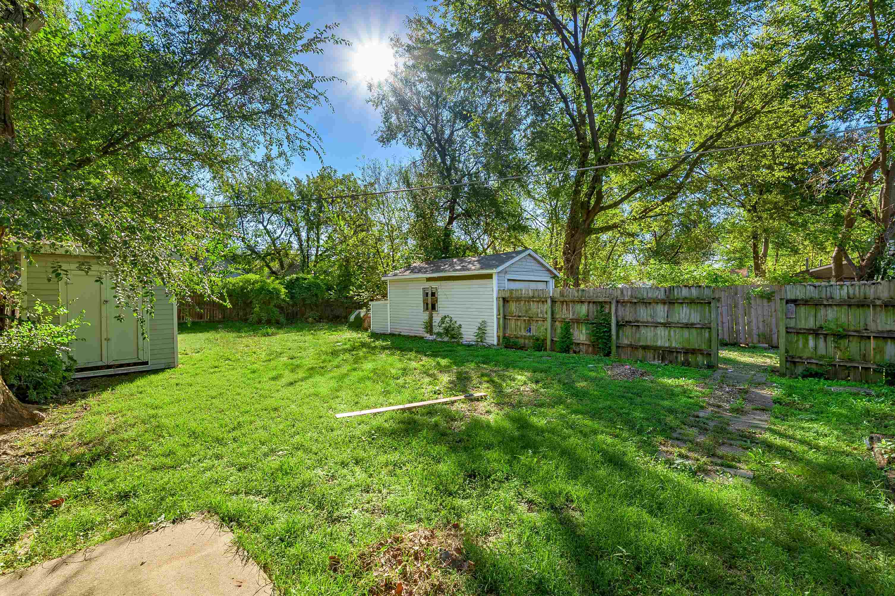 1420 S Emporia Ave Property Photo 8