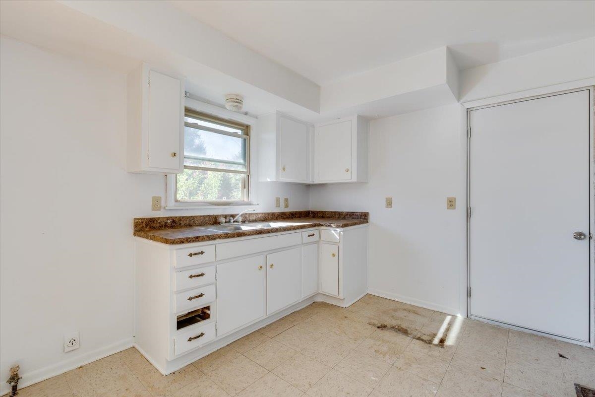 2236 E 53rd St. Property Photo 4