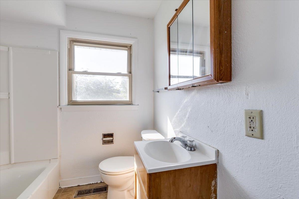 2236 E 53rd St. Property Photo 6