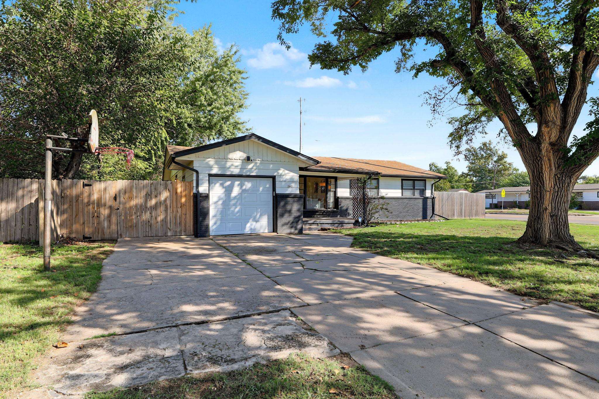 2443 N Marigold Property Photo 1