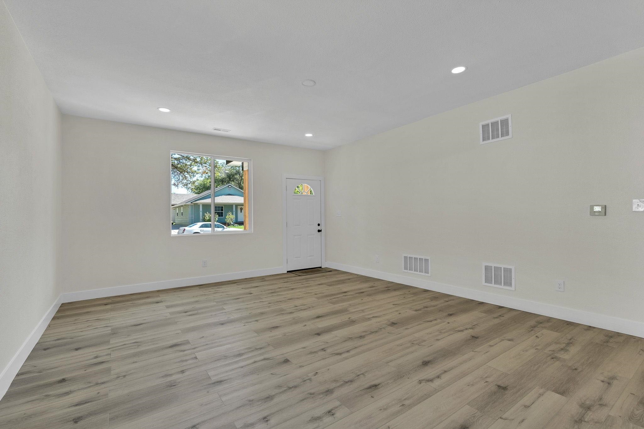 2331 N Jackson Property Photo 6