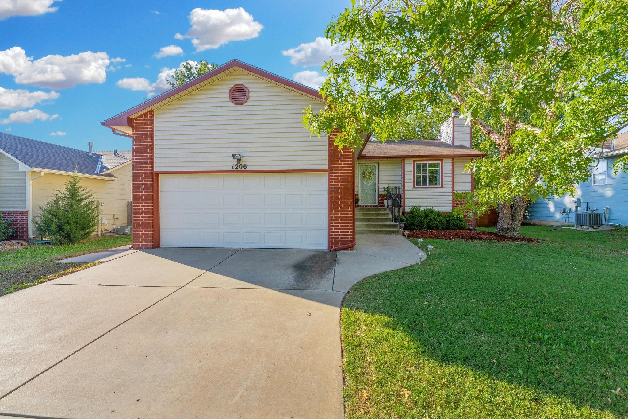 1206 N Manchester Ct Property Photo 1