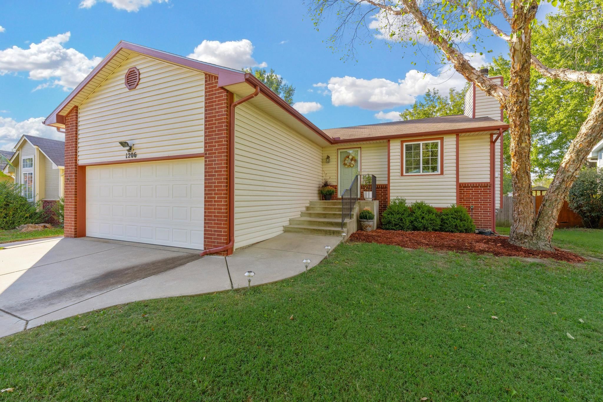 1206 N Manchester Ct Property Photo 2
