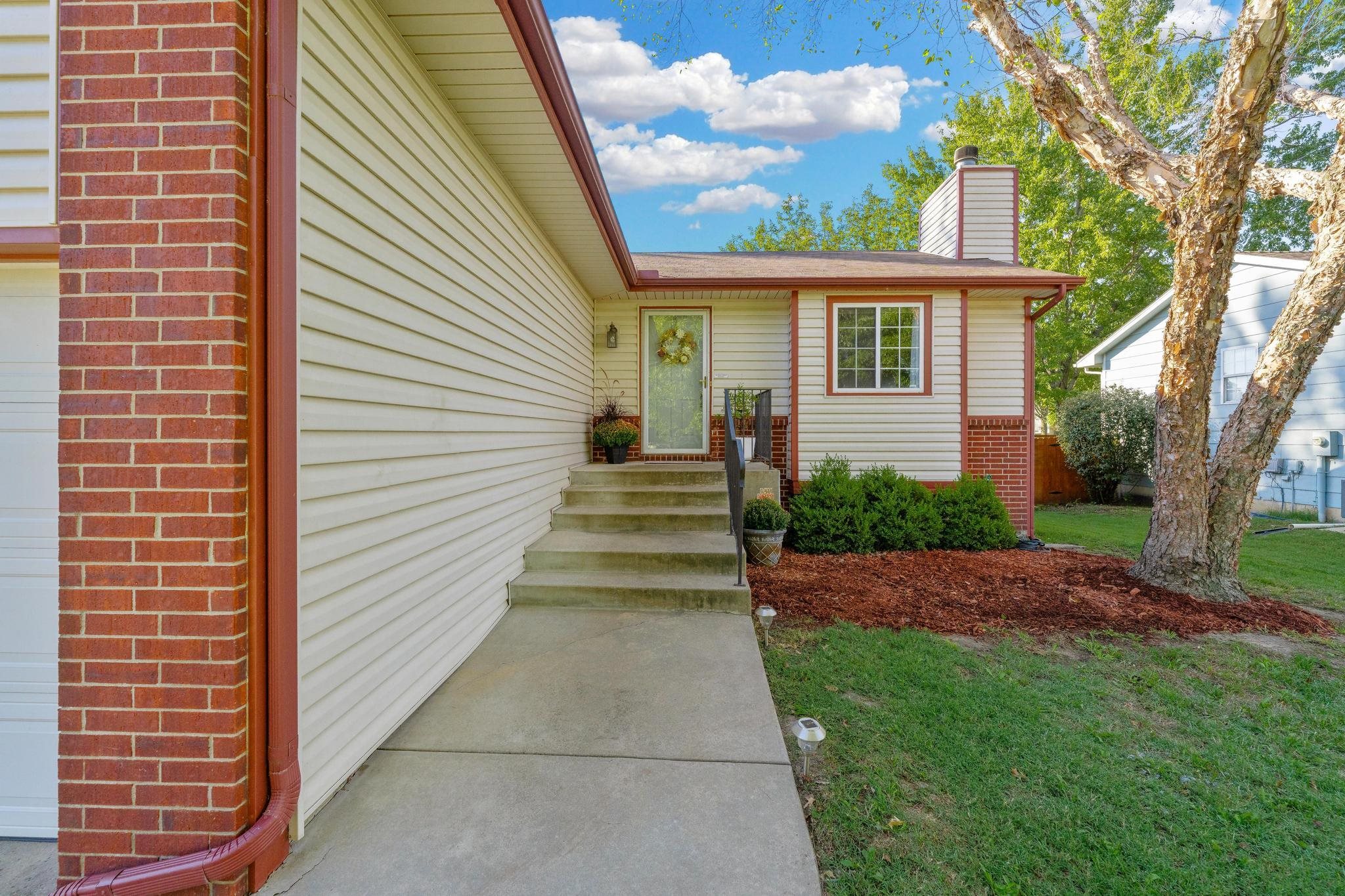 1206 N Manchester Ct Property Photo 3
