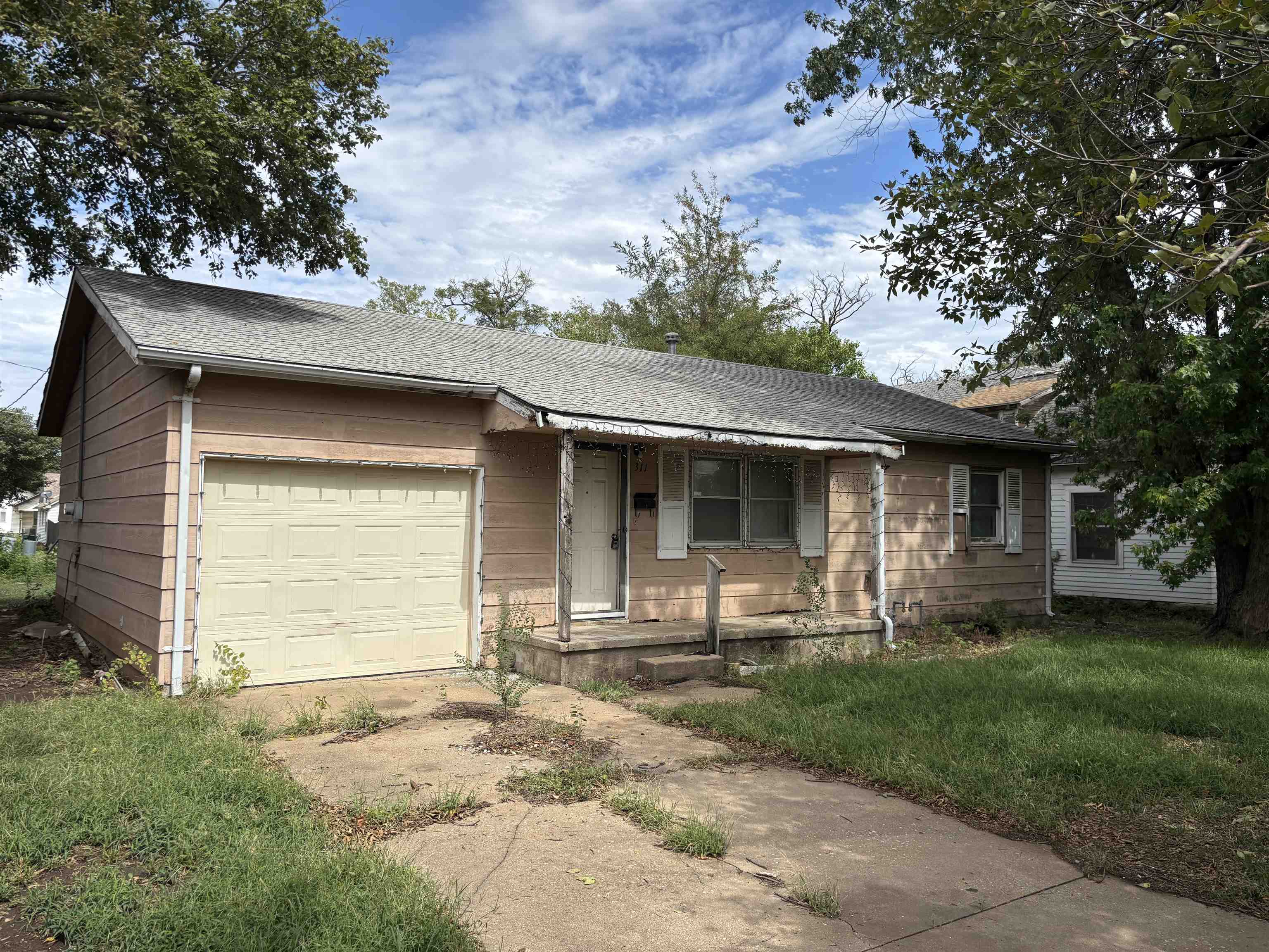 311 E 8th St Property Photo 1