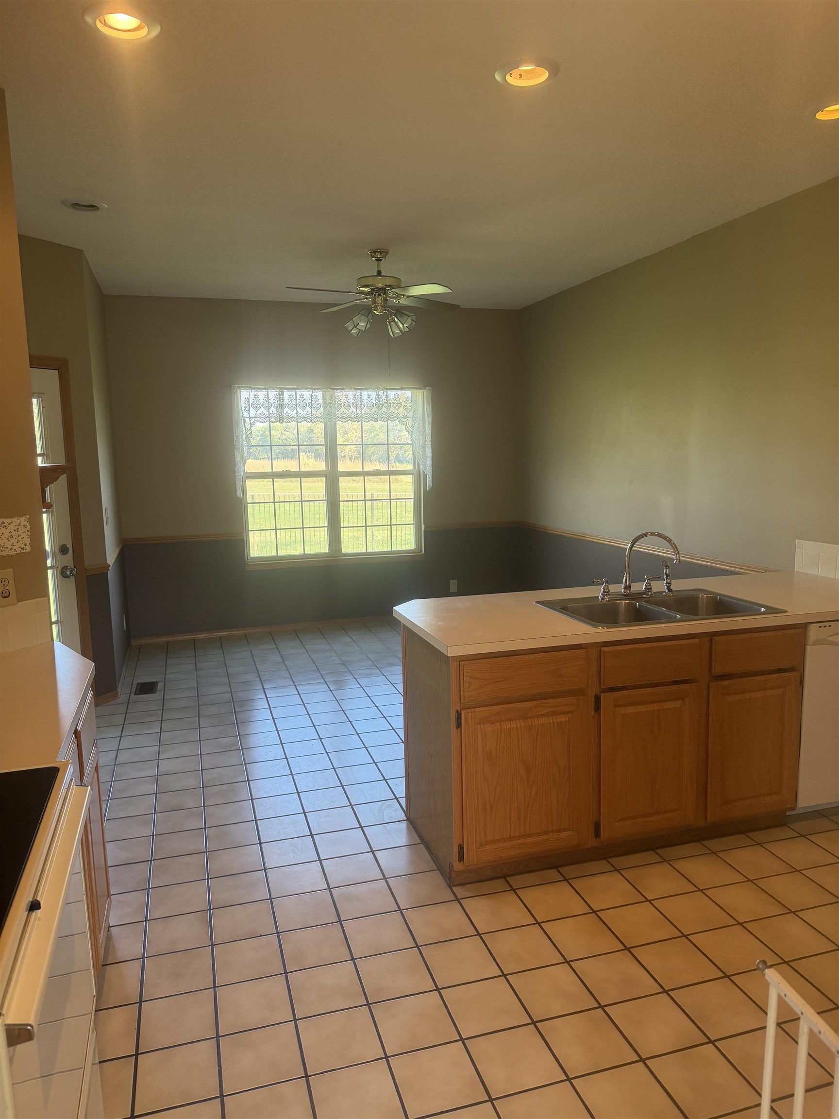 1350 E Glenview Property Photo 4