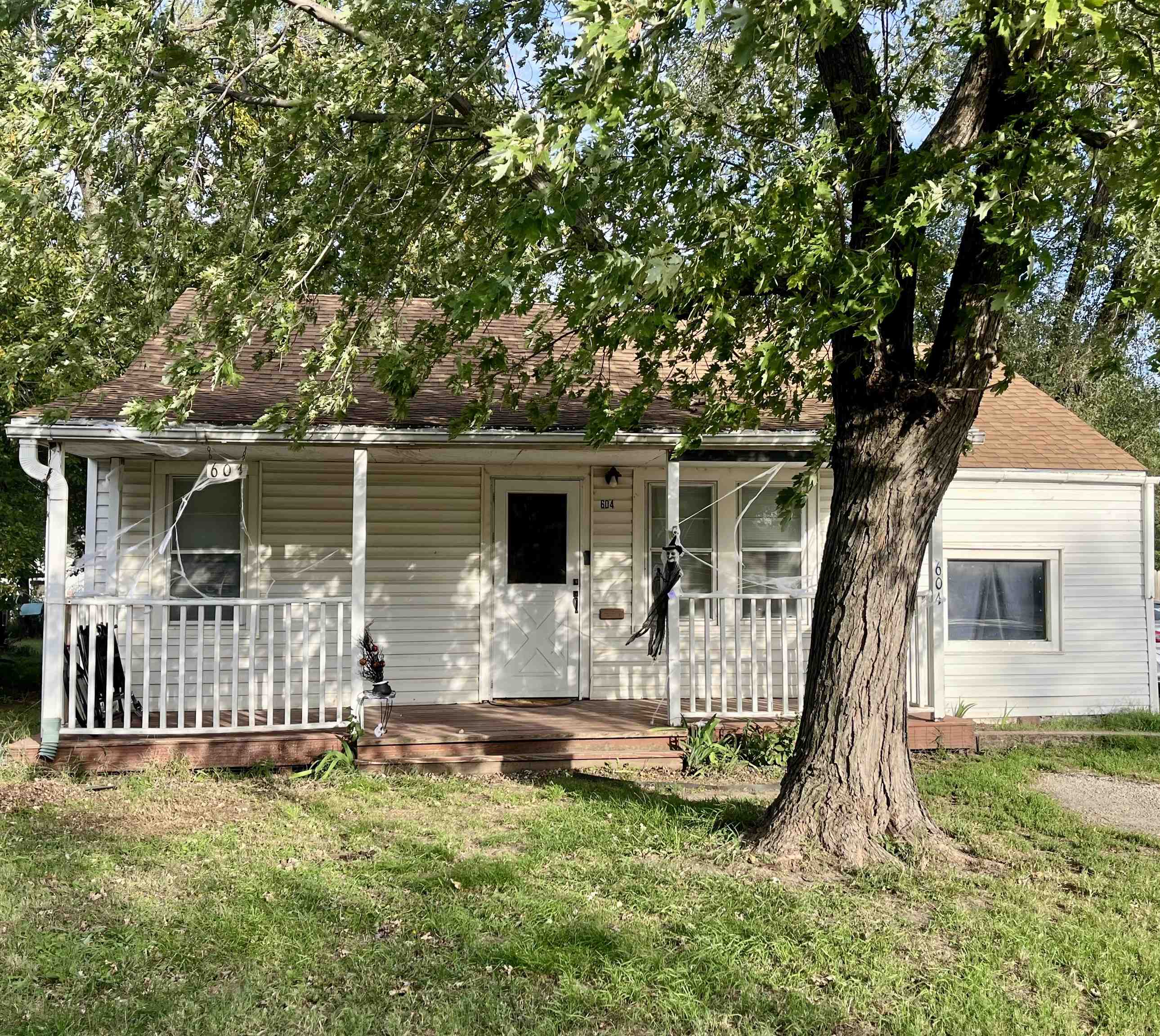 604 N Saint Paul Ave Property Photo 1