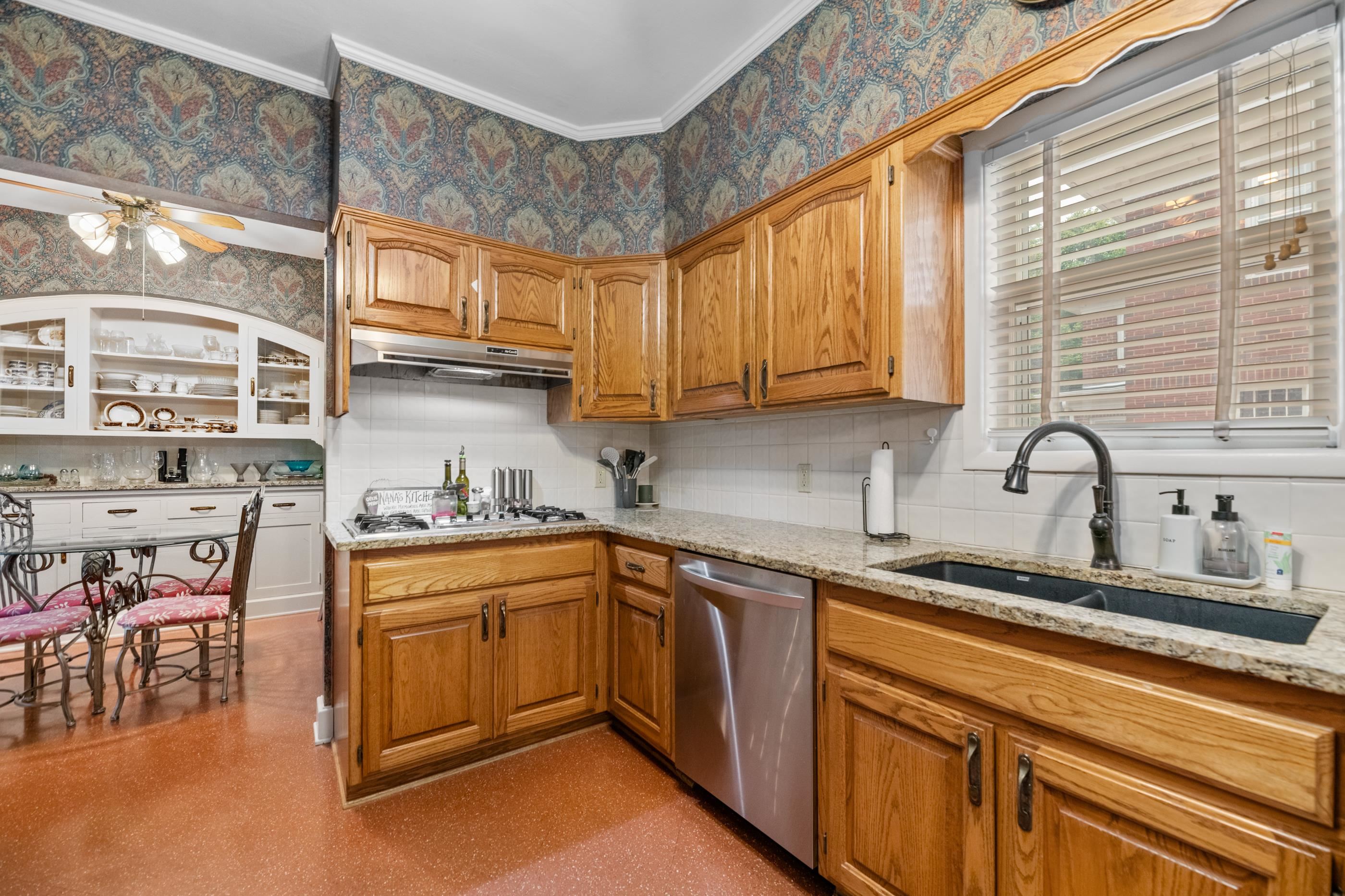 211 N Pershing Ave Property Photo 15