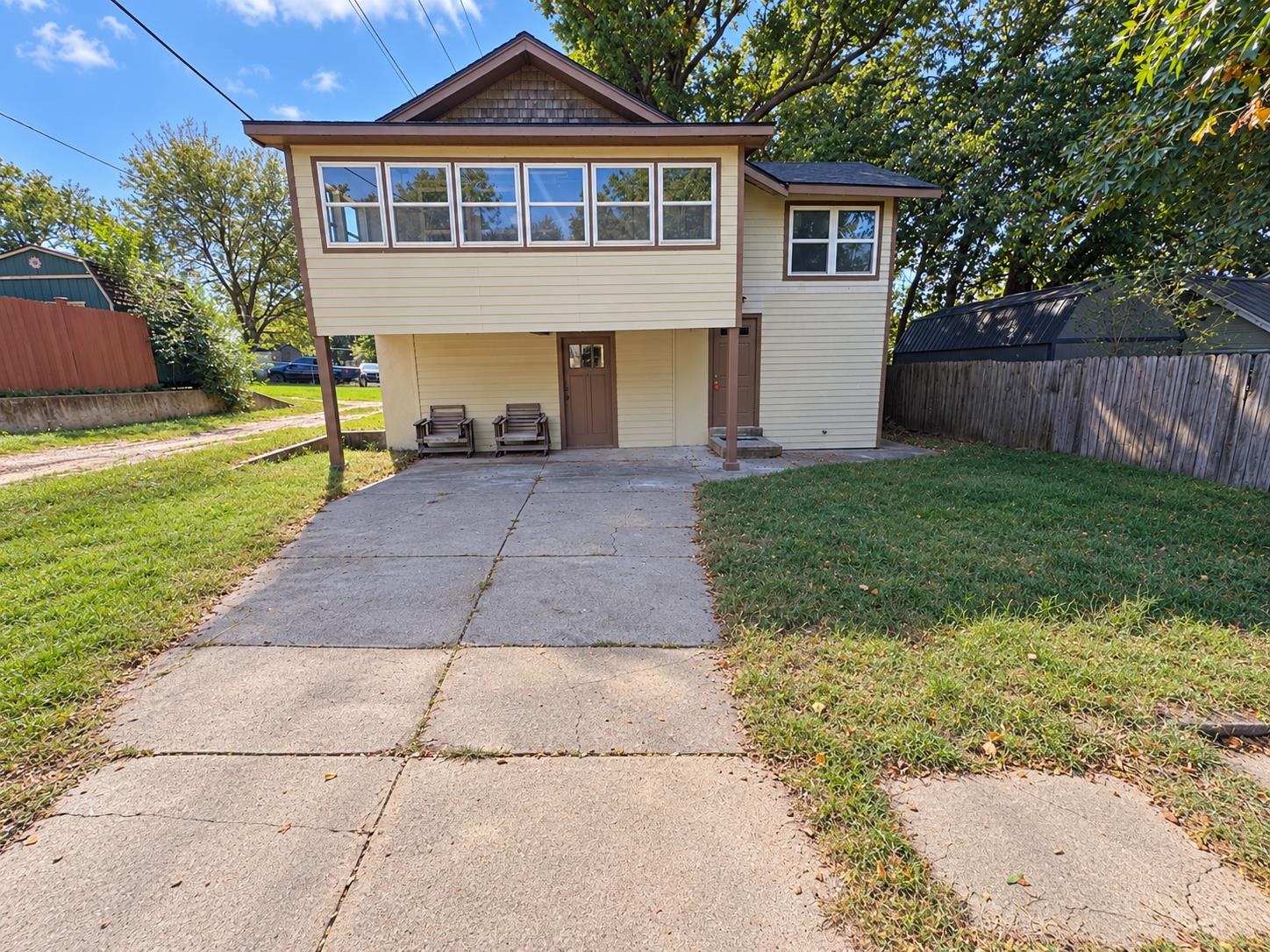 319 W Adams St. Property Photo 1