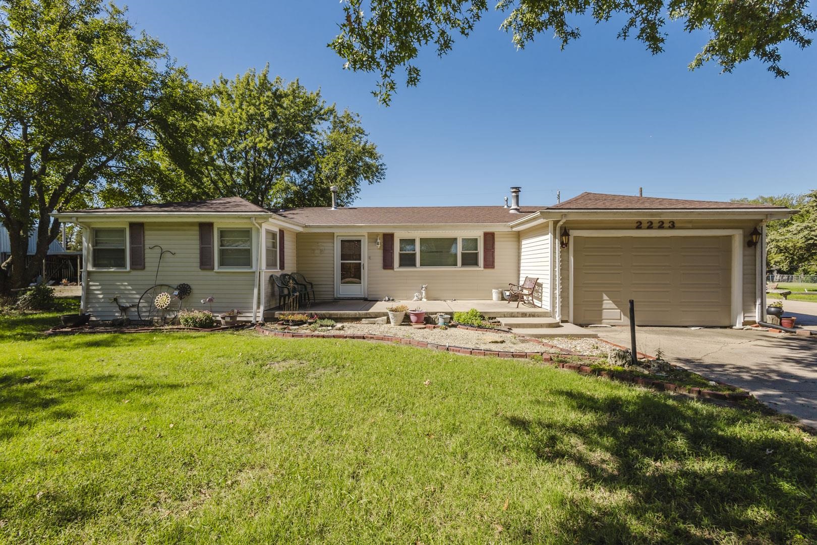 2223 S Clay Ln Property Photo 1
