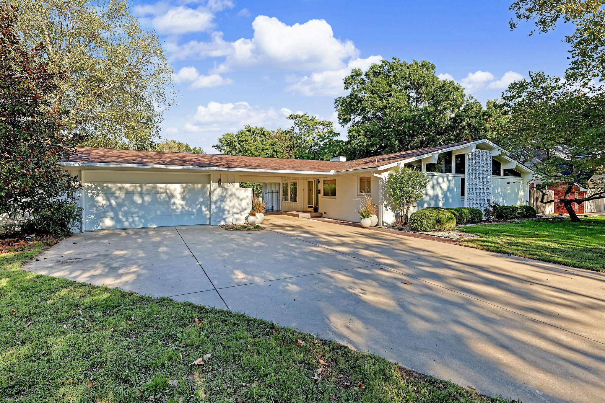 660 N Armour St Property Photo 1