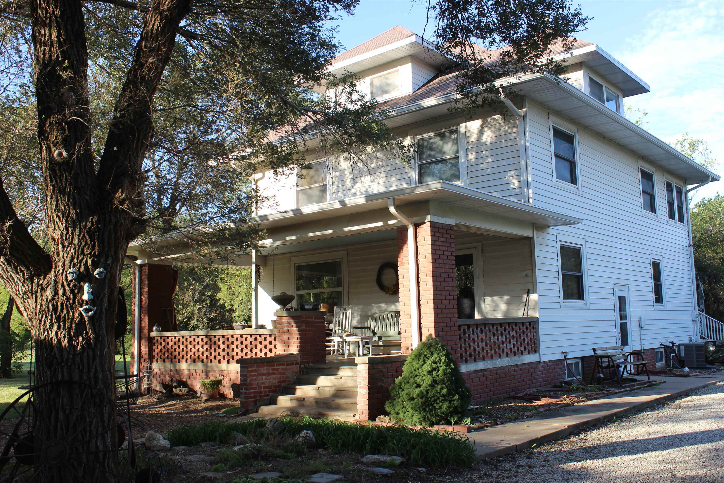 201 W 3rd Property Photo 1
