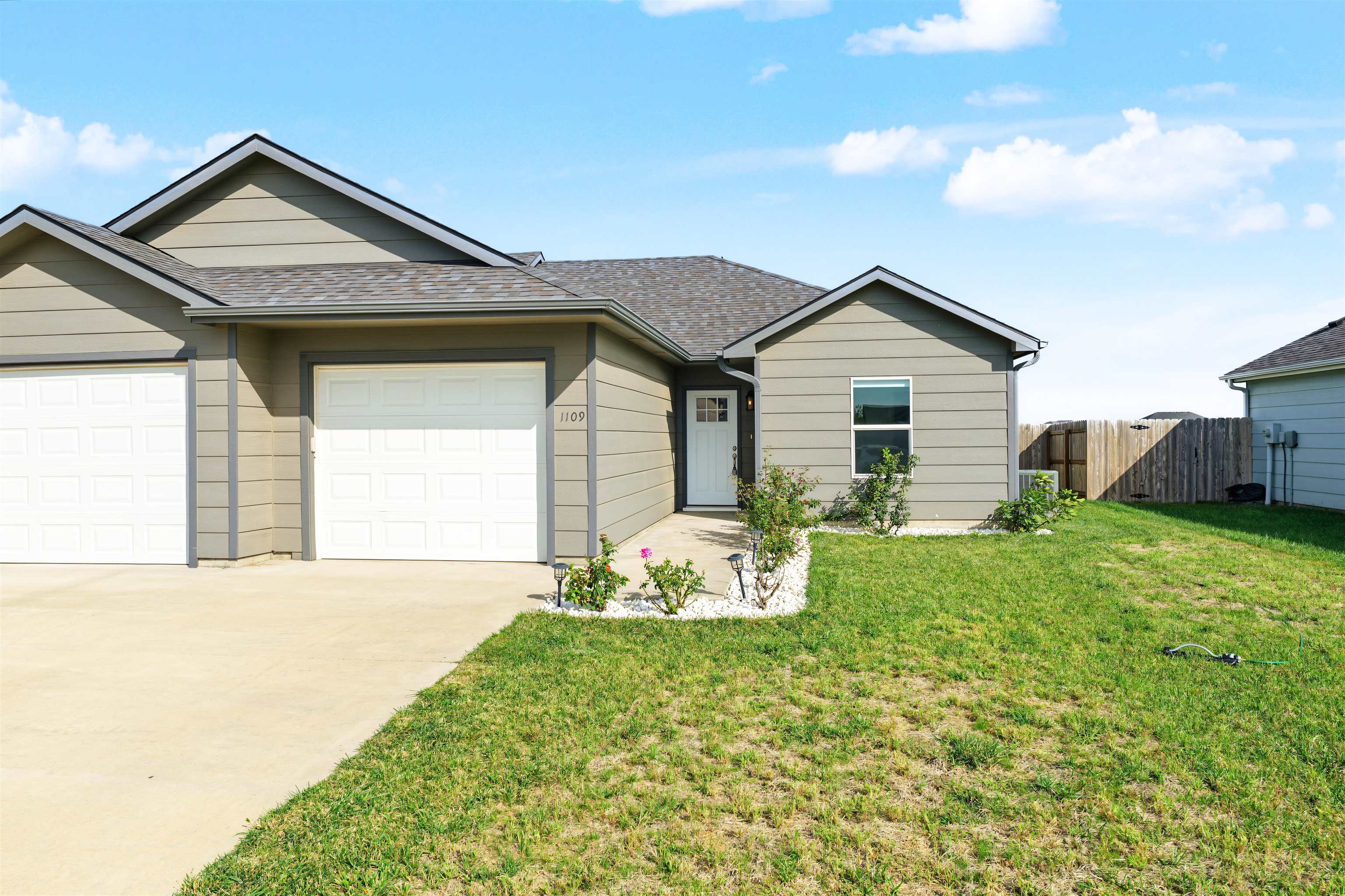 1109 Harbor Dr Property Photo 1