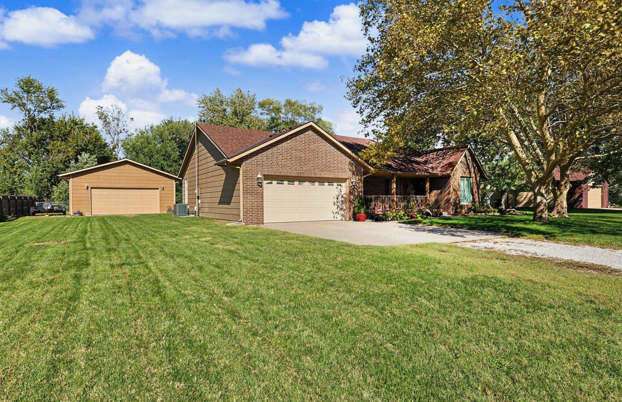 1516 E Rose Lane Property Photo 2