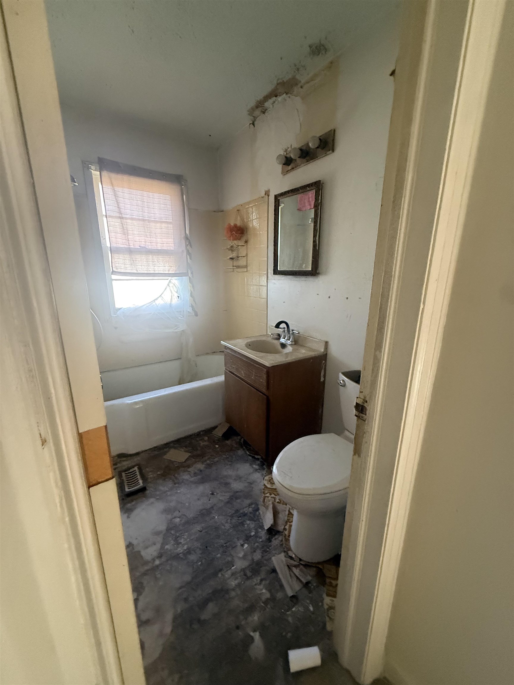 2419 S Greenwood St Property Photo 9