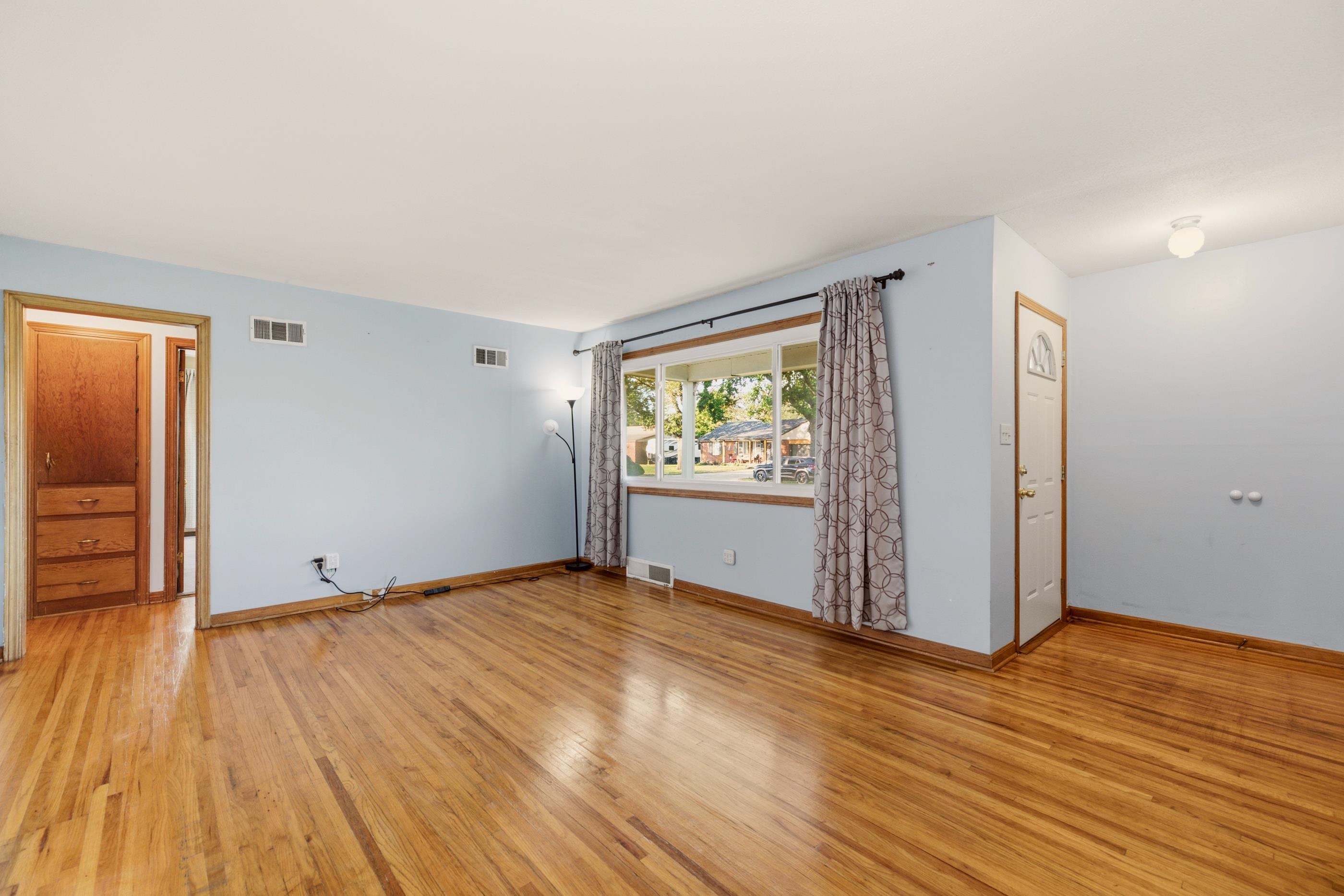 2758 N Clarence Ave. Property Photo 4