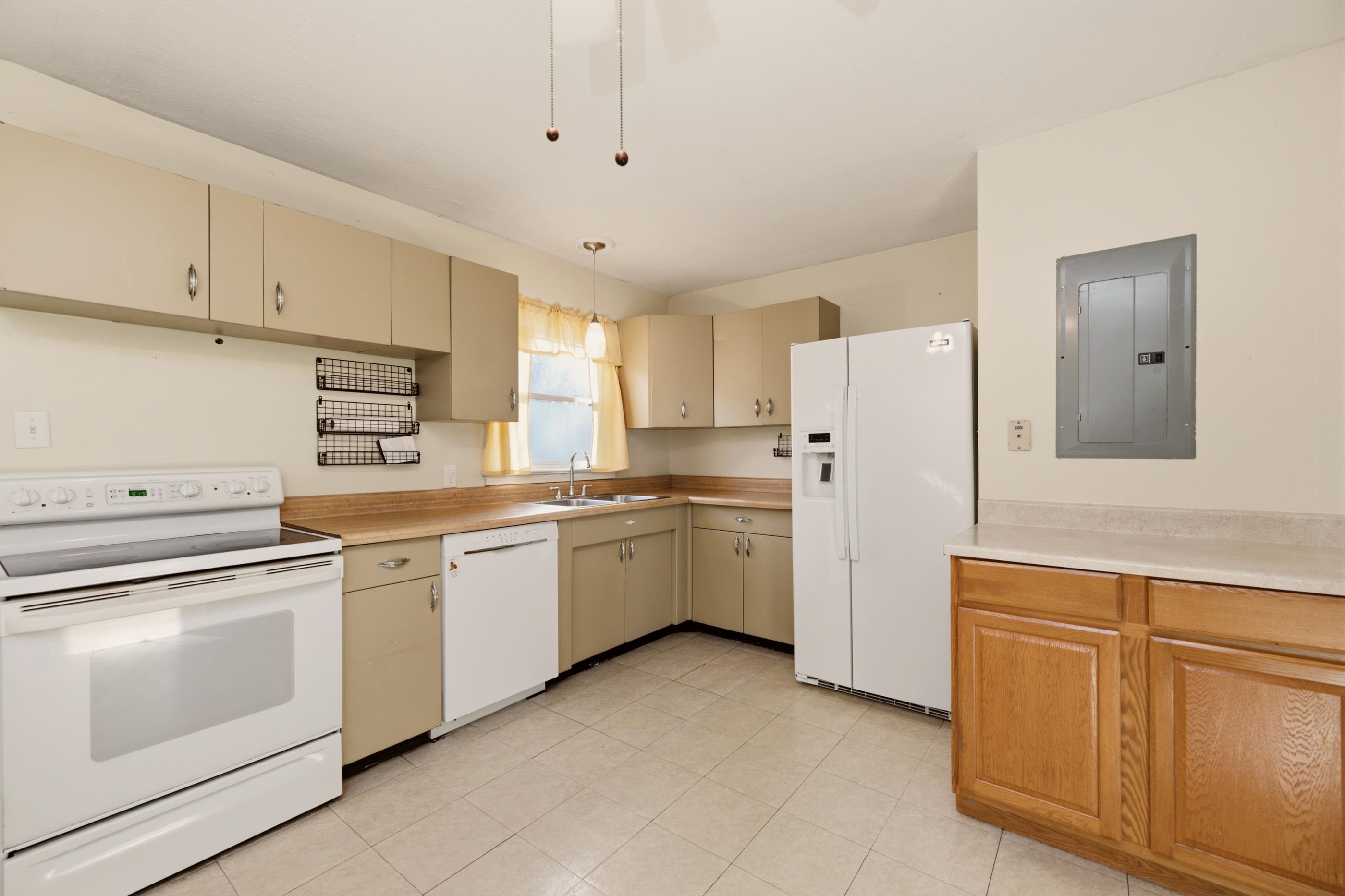 2758 N Clarence Ave. Property Photo 24