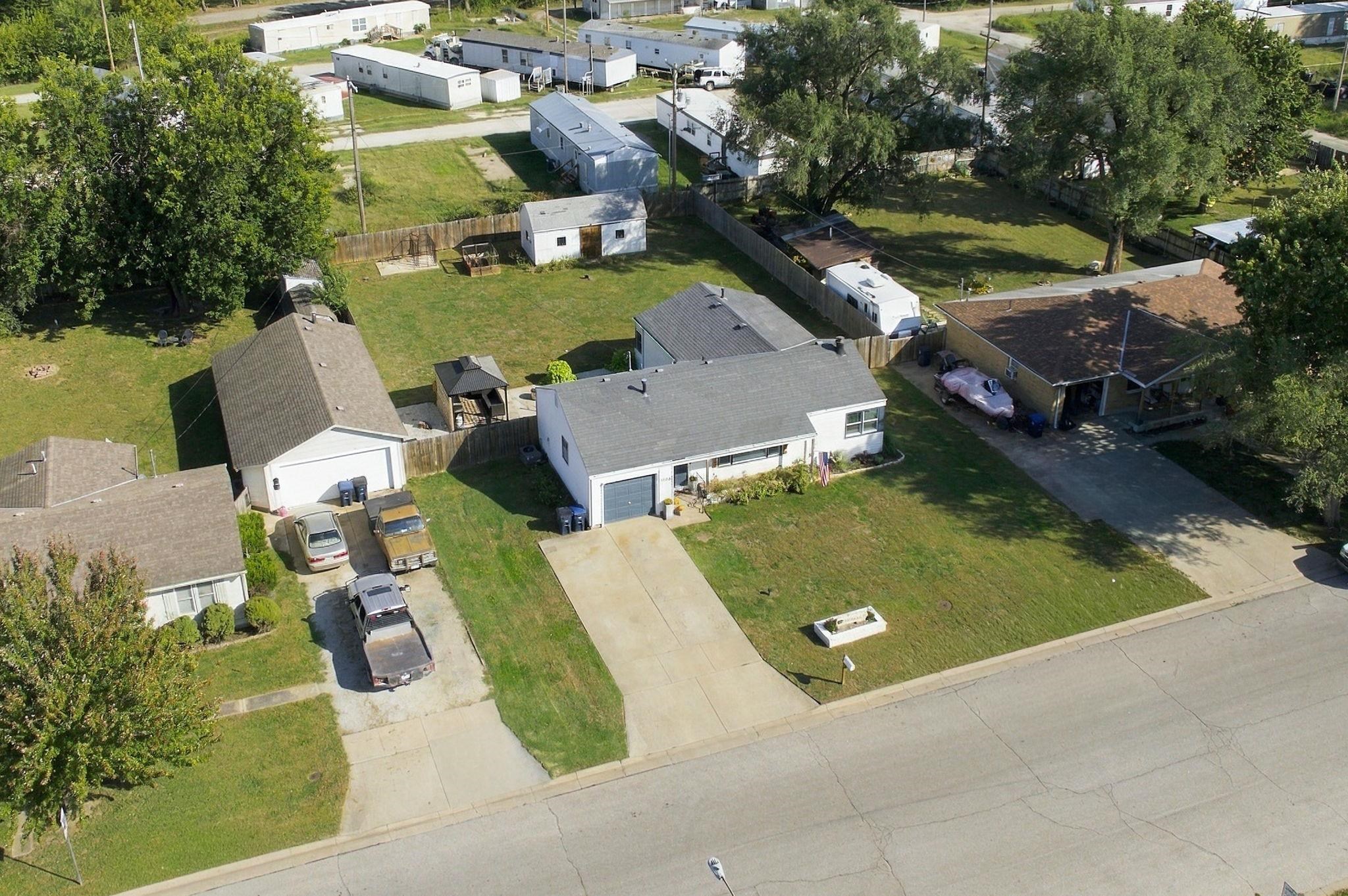 1106 N Taylor Property Photo 2