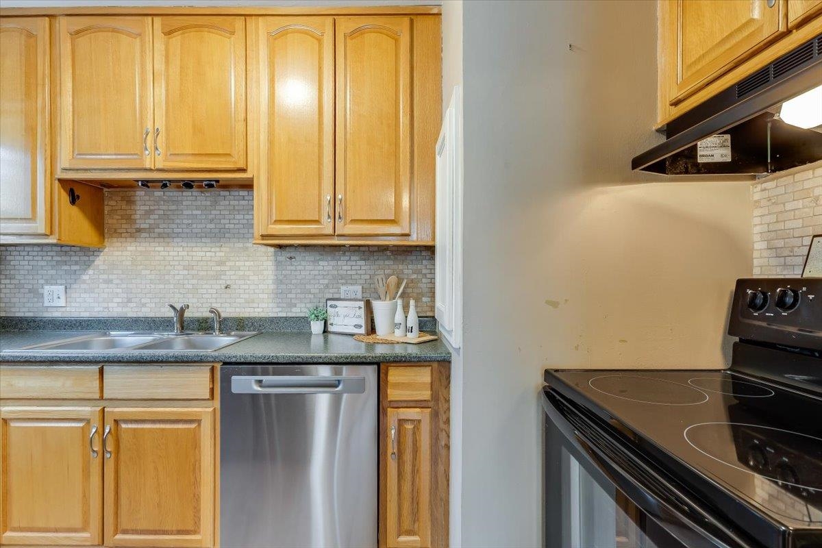 932 N Ridgewood Property Photo 7