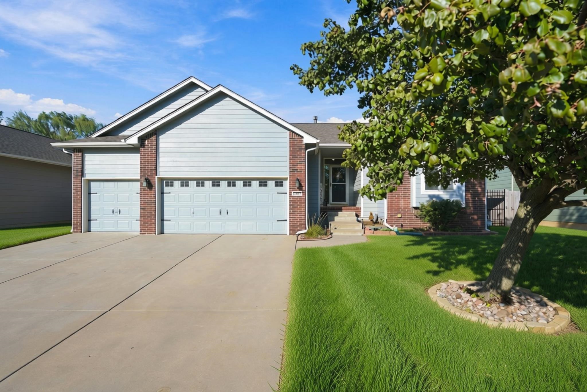 2419 S Westgate Property Photo 1