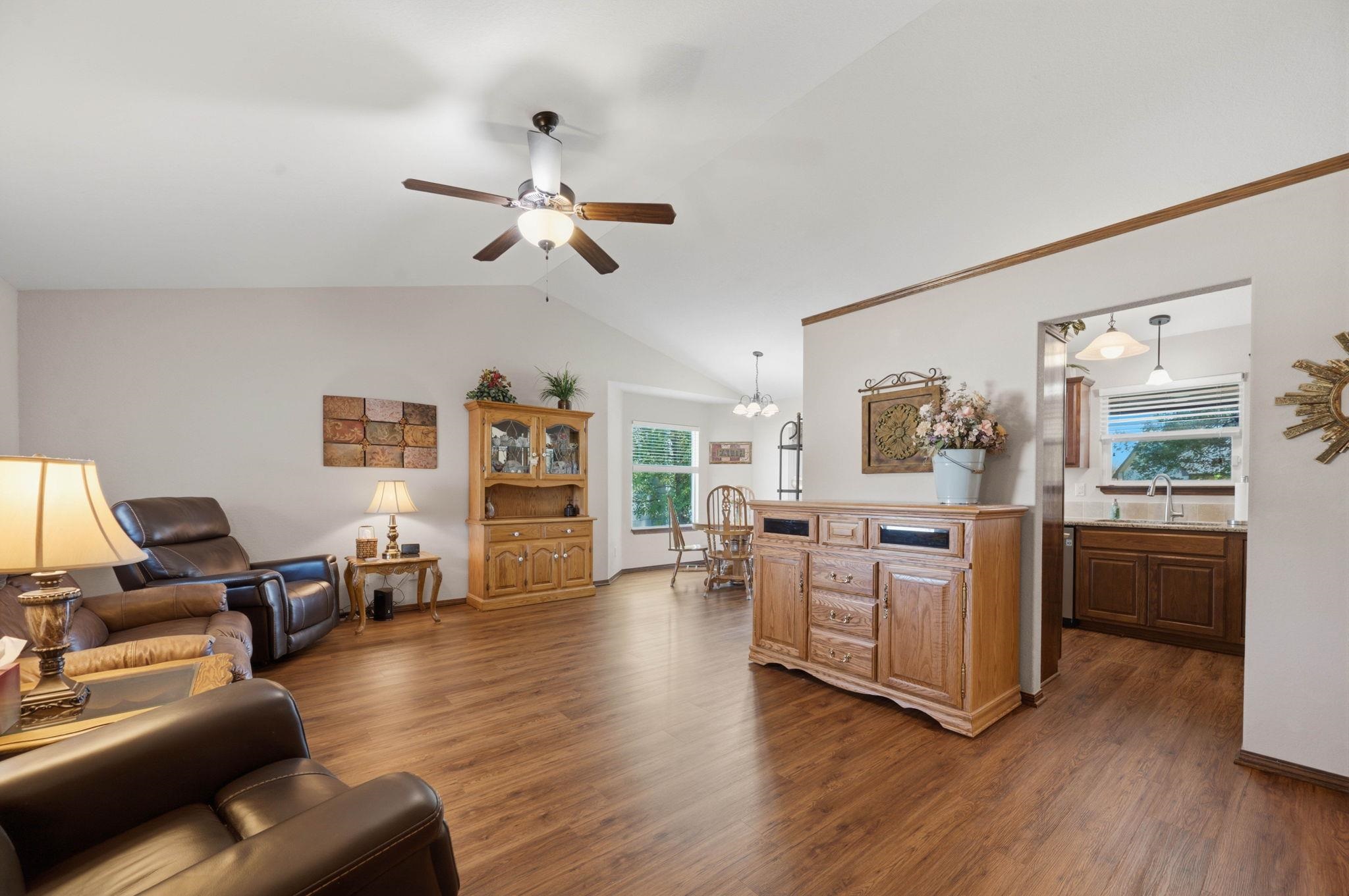 2410 S Fieldcrest Cir Property Photo 6