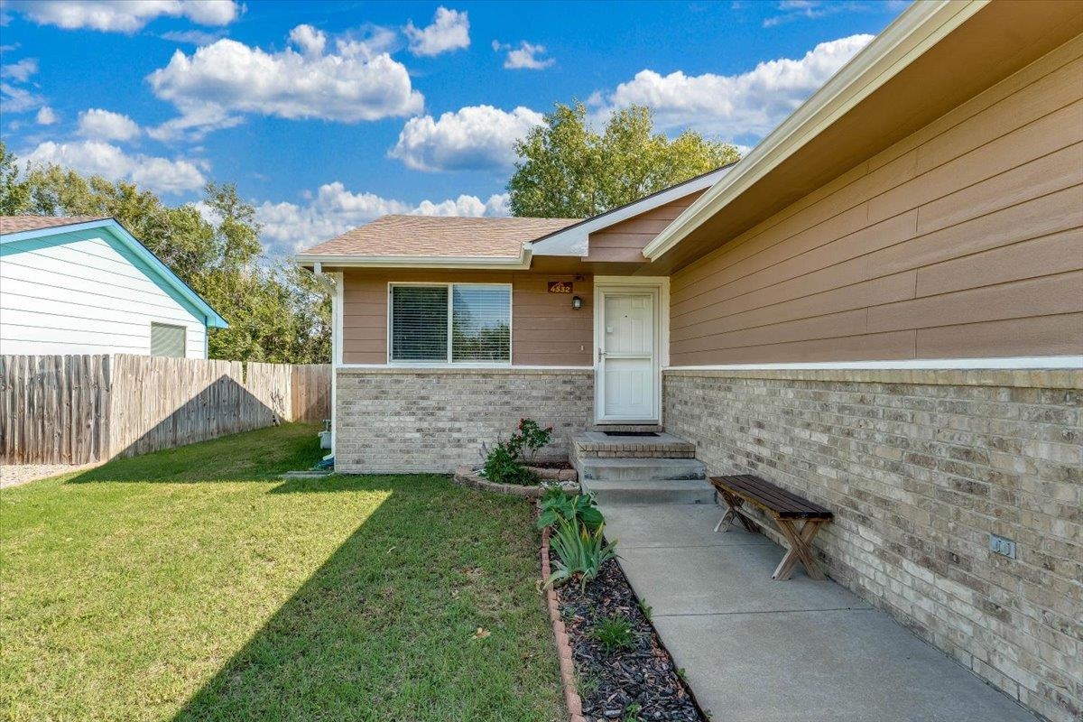 4532 S Greenwood Property Photo 3