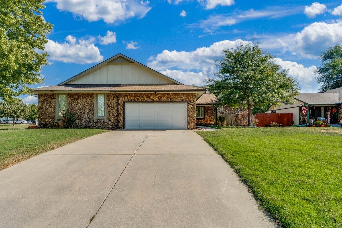 630 N Oak Forest Ln Property Photo 1