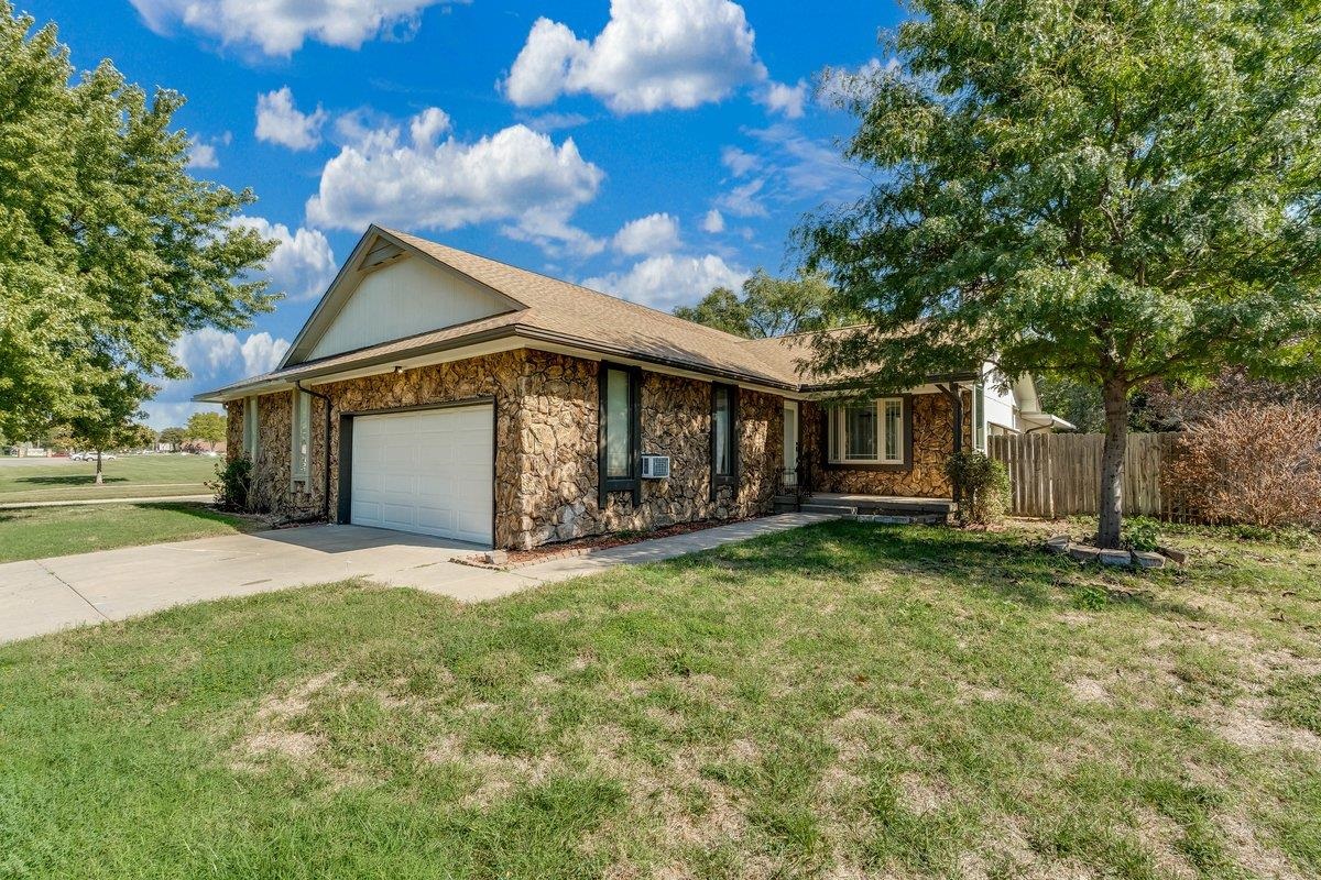 630 N Oak Forest Ln Property Photo 2