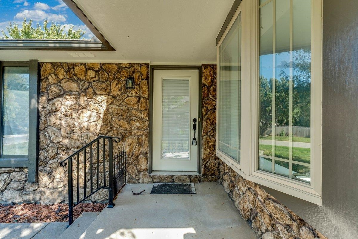 630 N Oak Forest Ln Property Photo 3