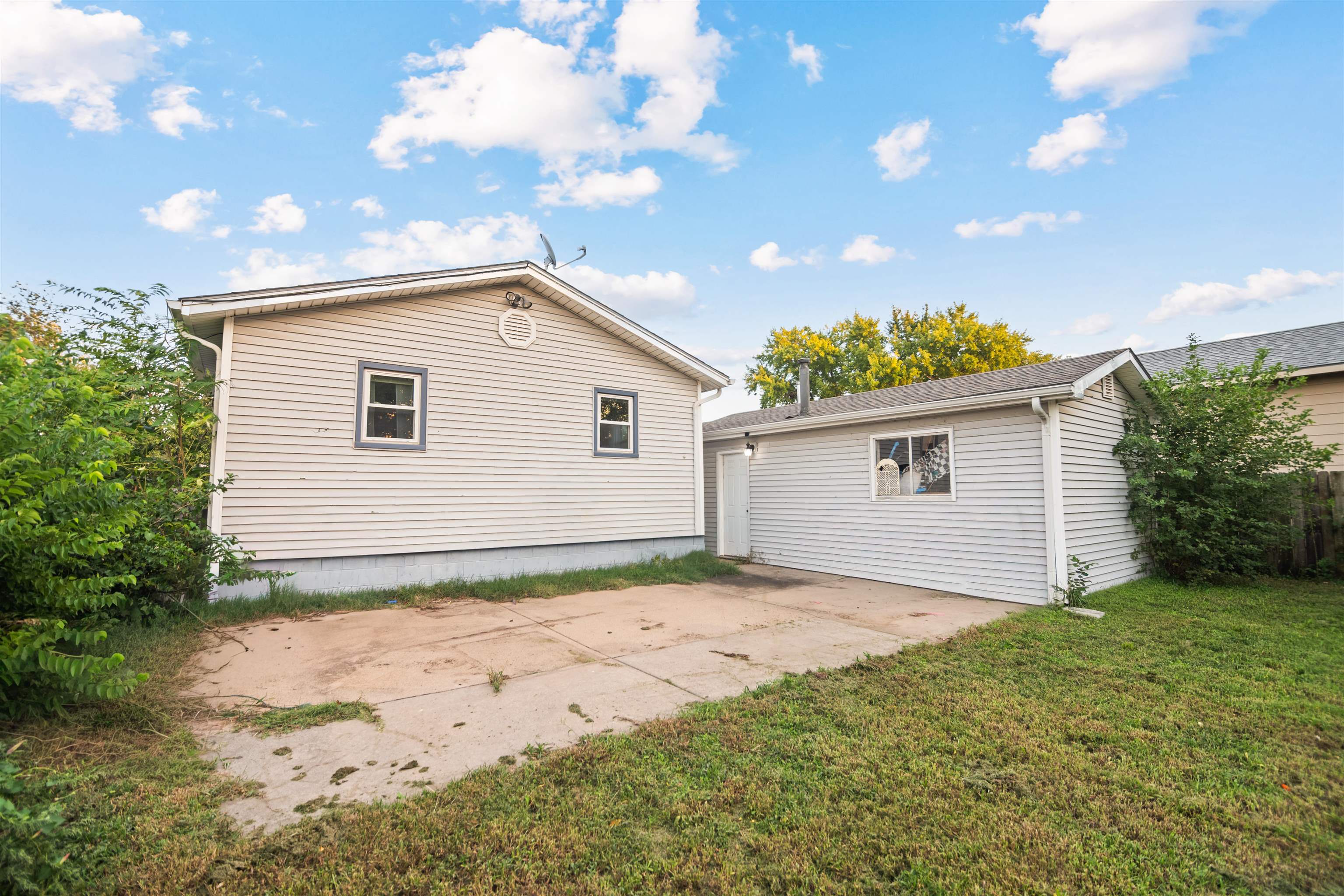 1007 S Dodge Ave Property Photo 4