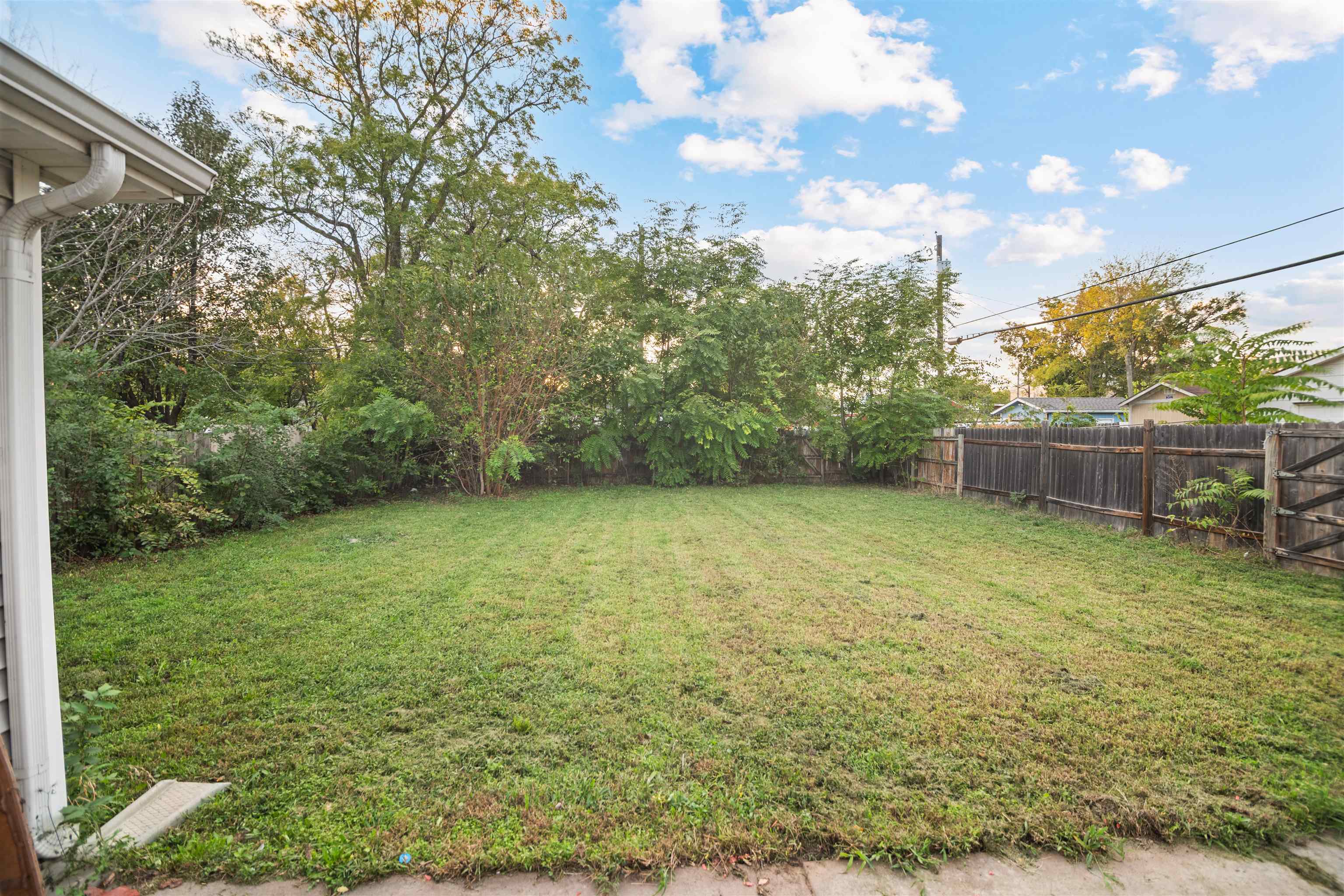 1007 S Dodge Ave Property Photo 5