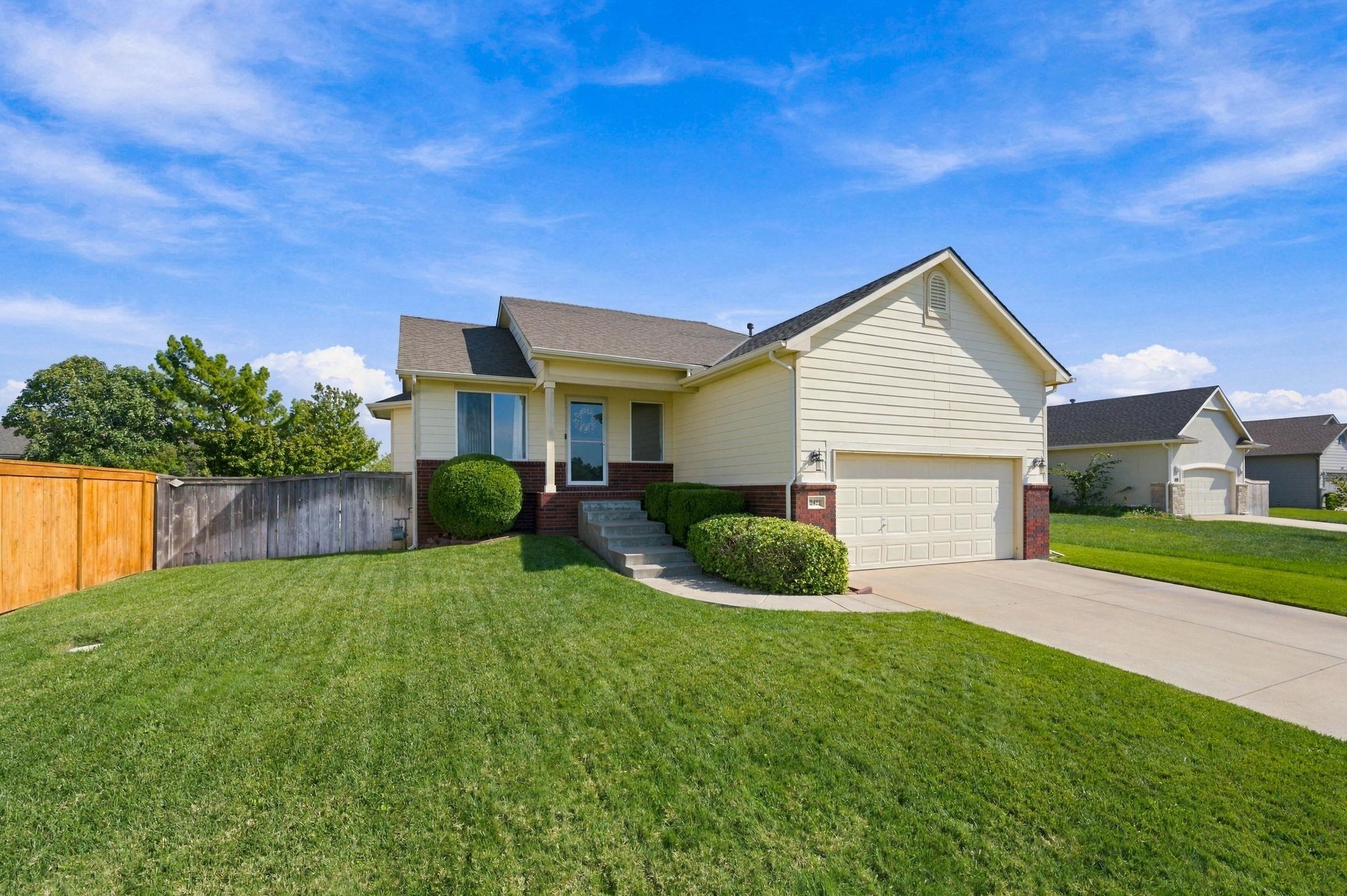 2422 N Woodridge Property Photo 1