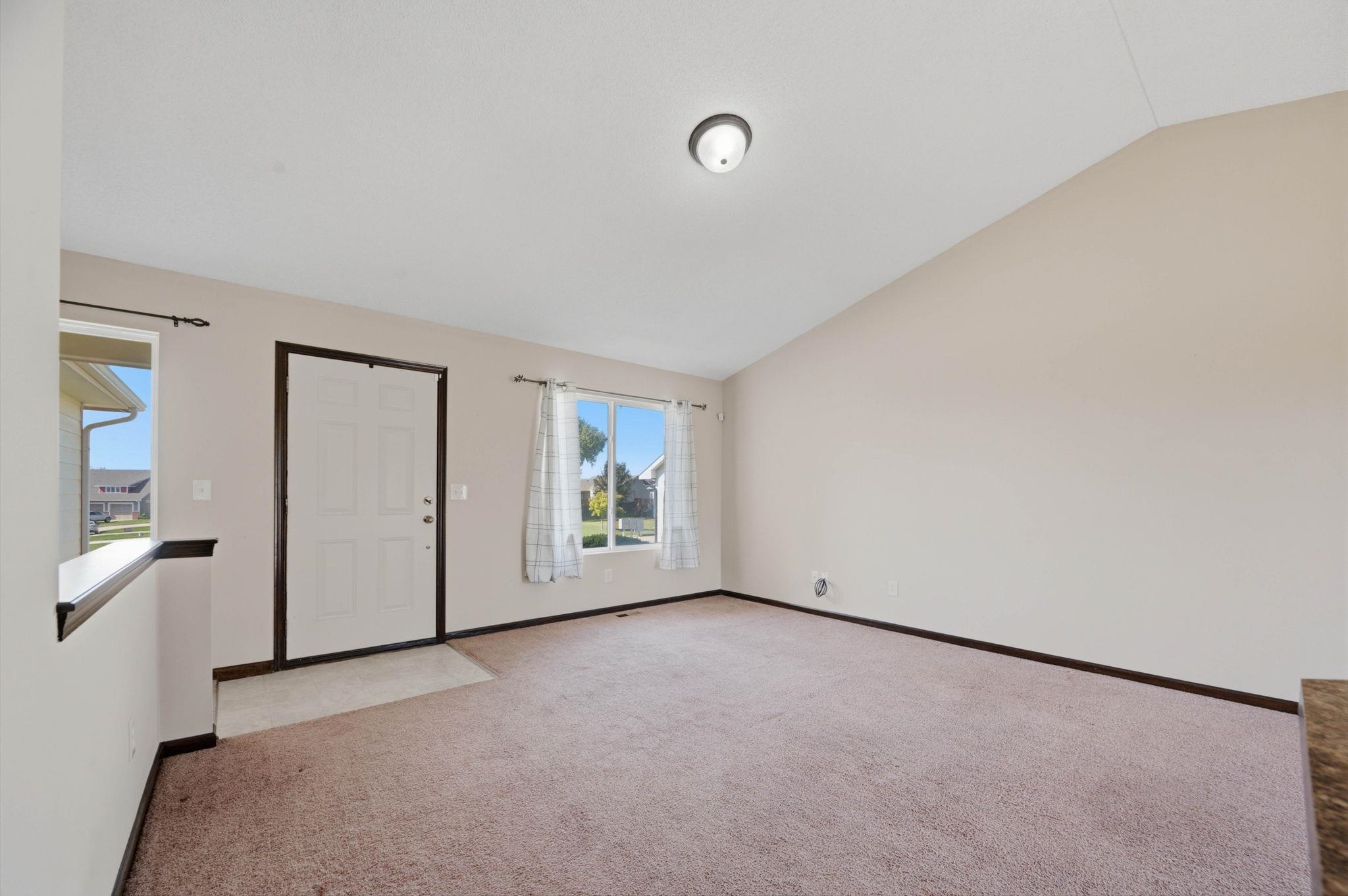 2422 N Woodridge Property Photo 3