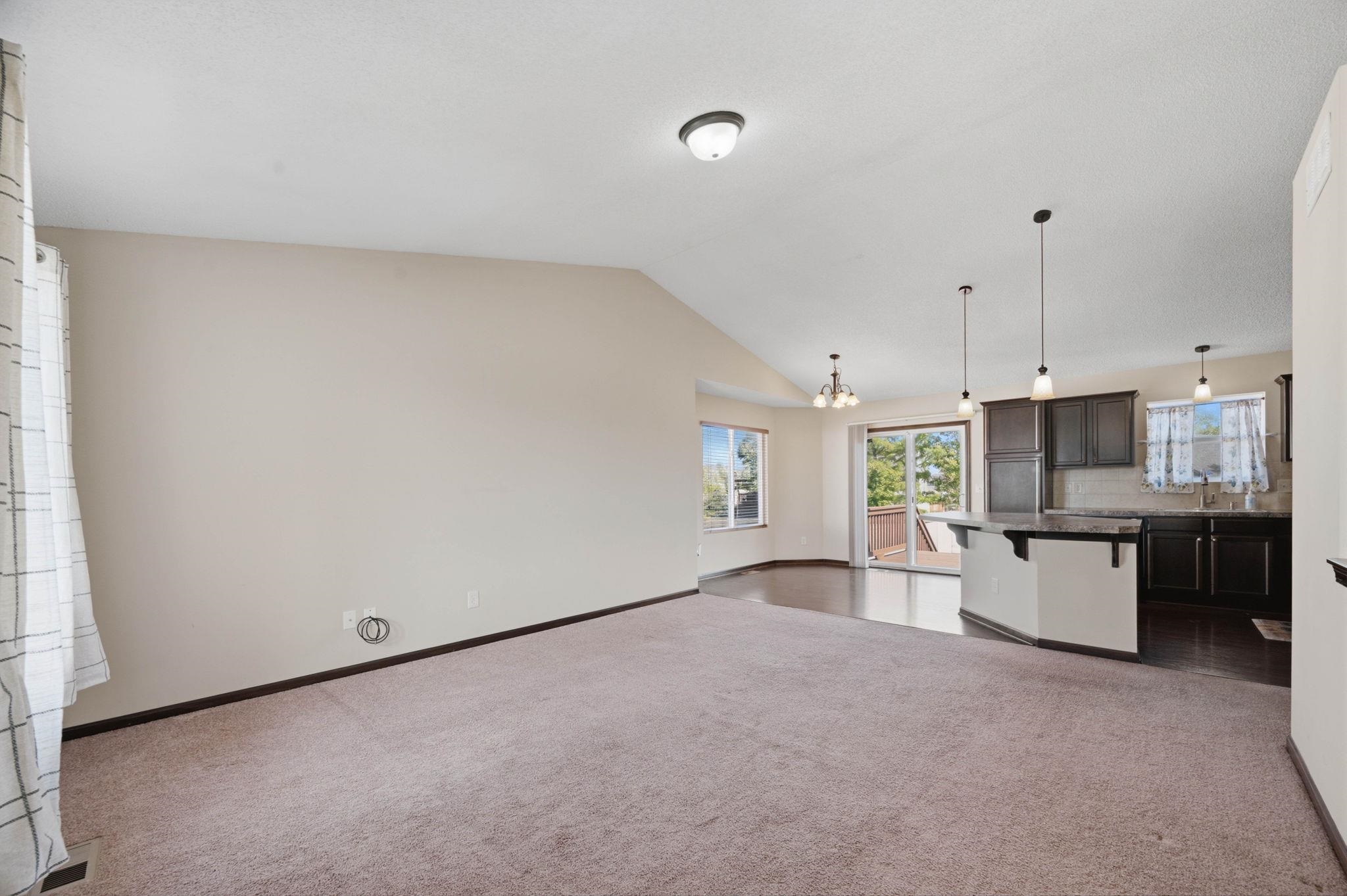 2422 N Woodridge Property Photo 4