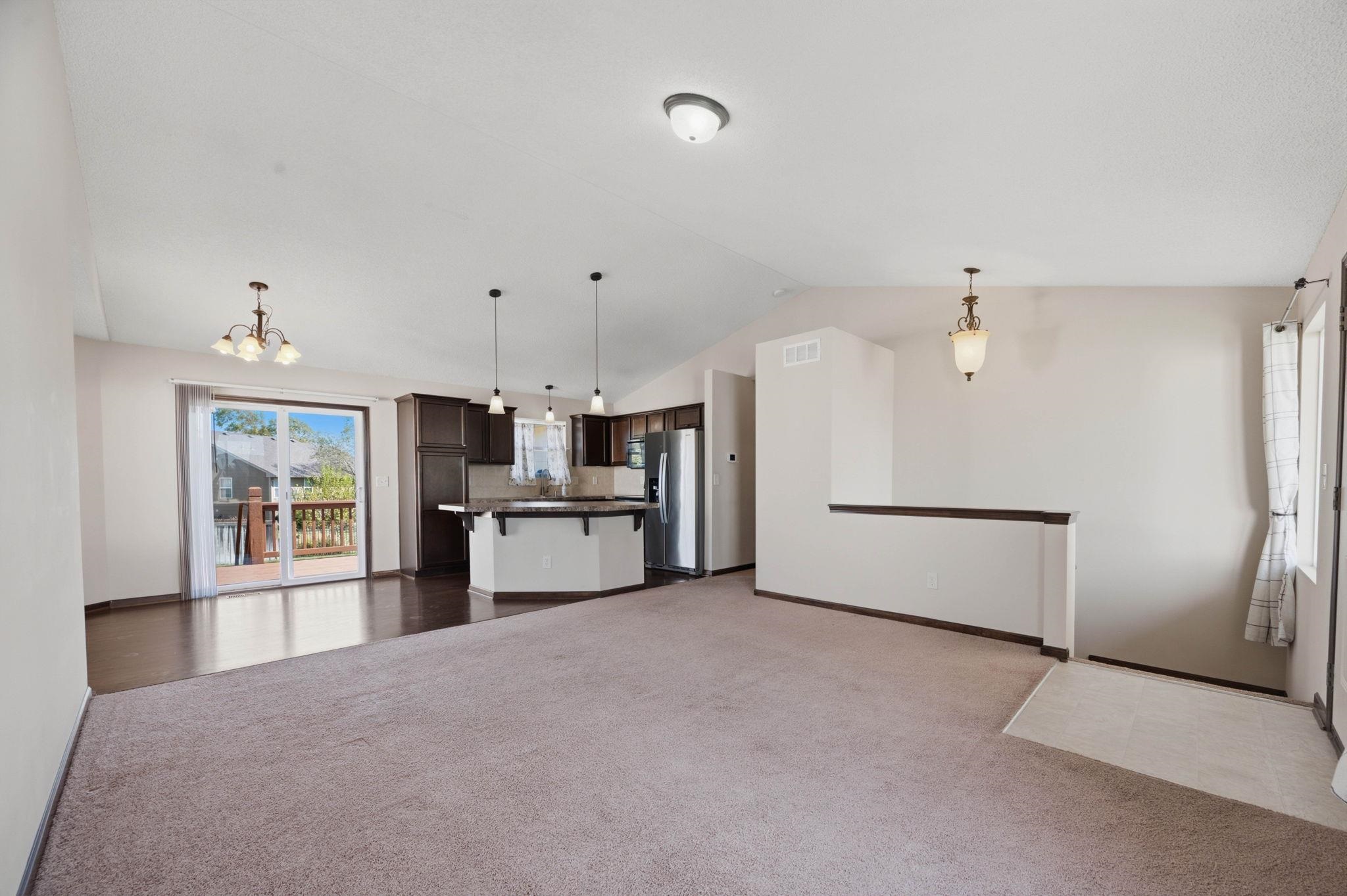 2422 N Woodridge Property Photo 5