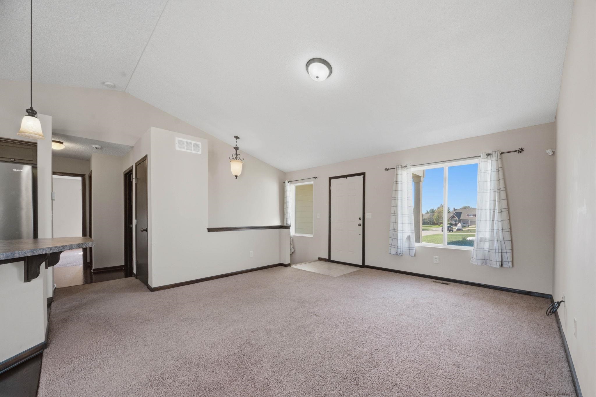 2422 N Woodridge Property Photo 6