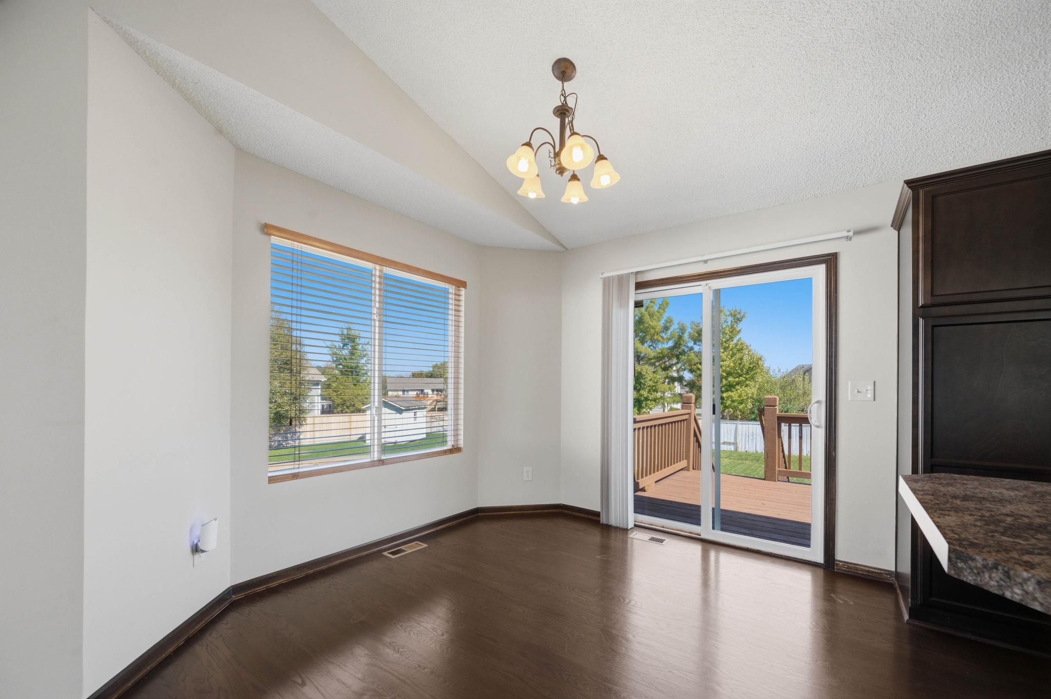 2422 N Woodridge Property Photo 8