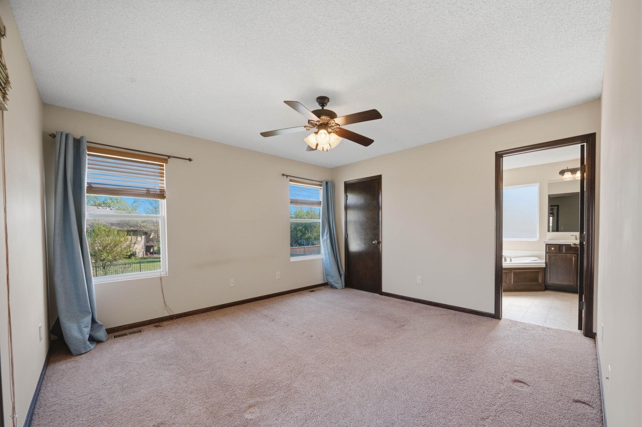 2422 N Woodridge Property Photo 14