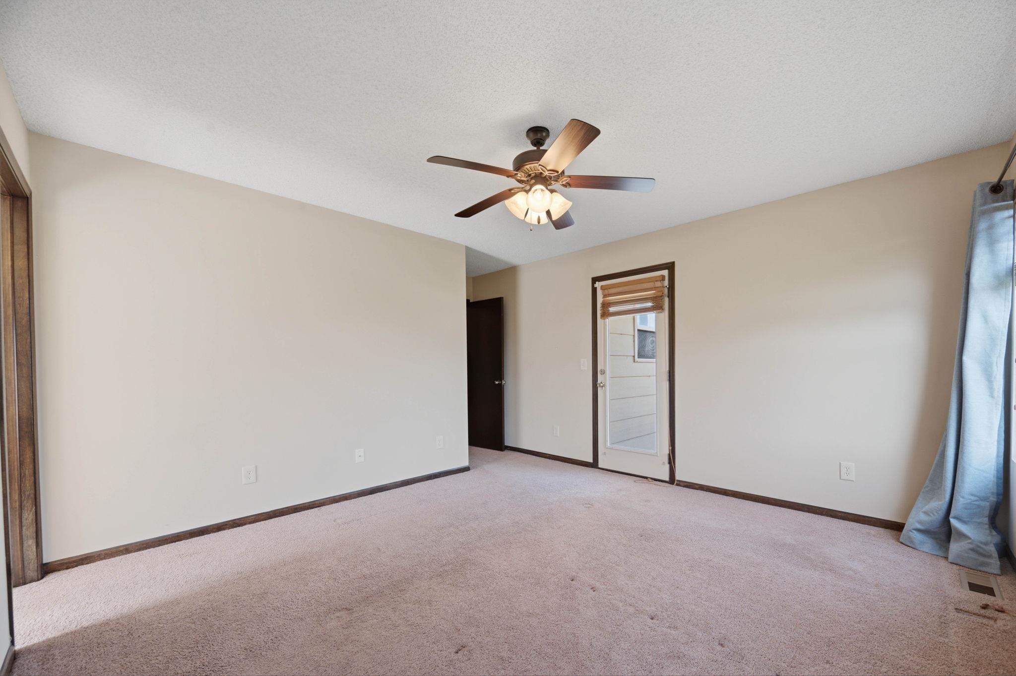 2422 N Woodridge Property Photo 15