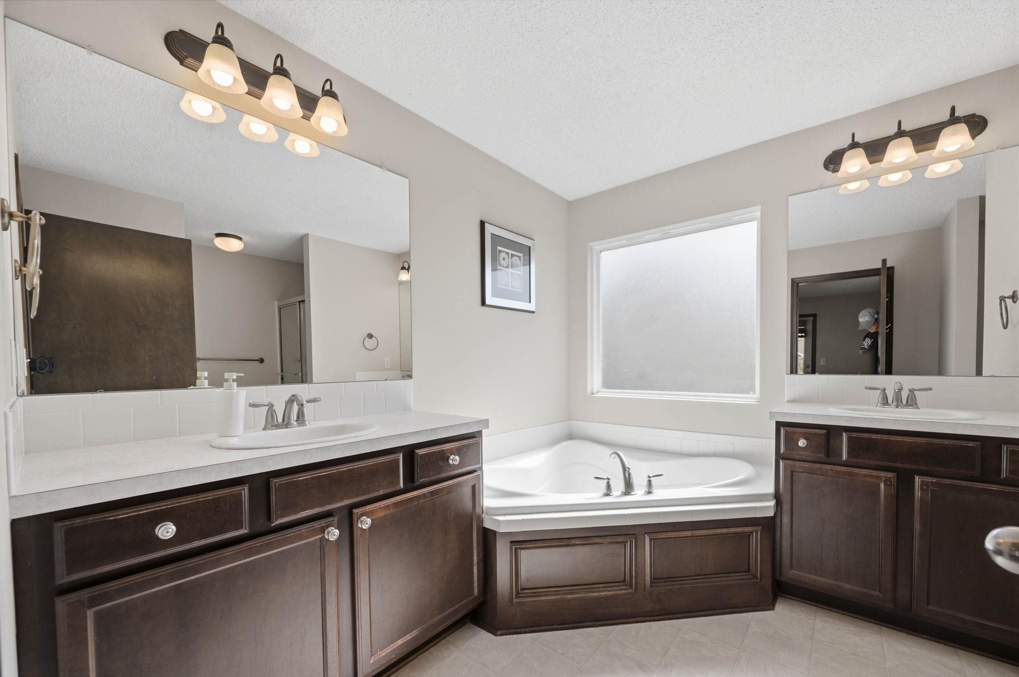 2422 N Woodridge Property Photo 16