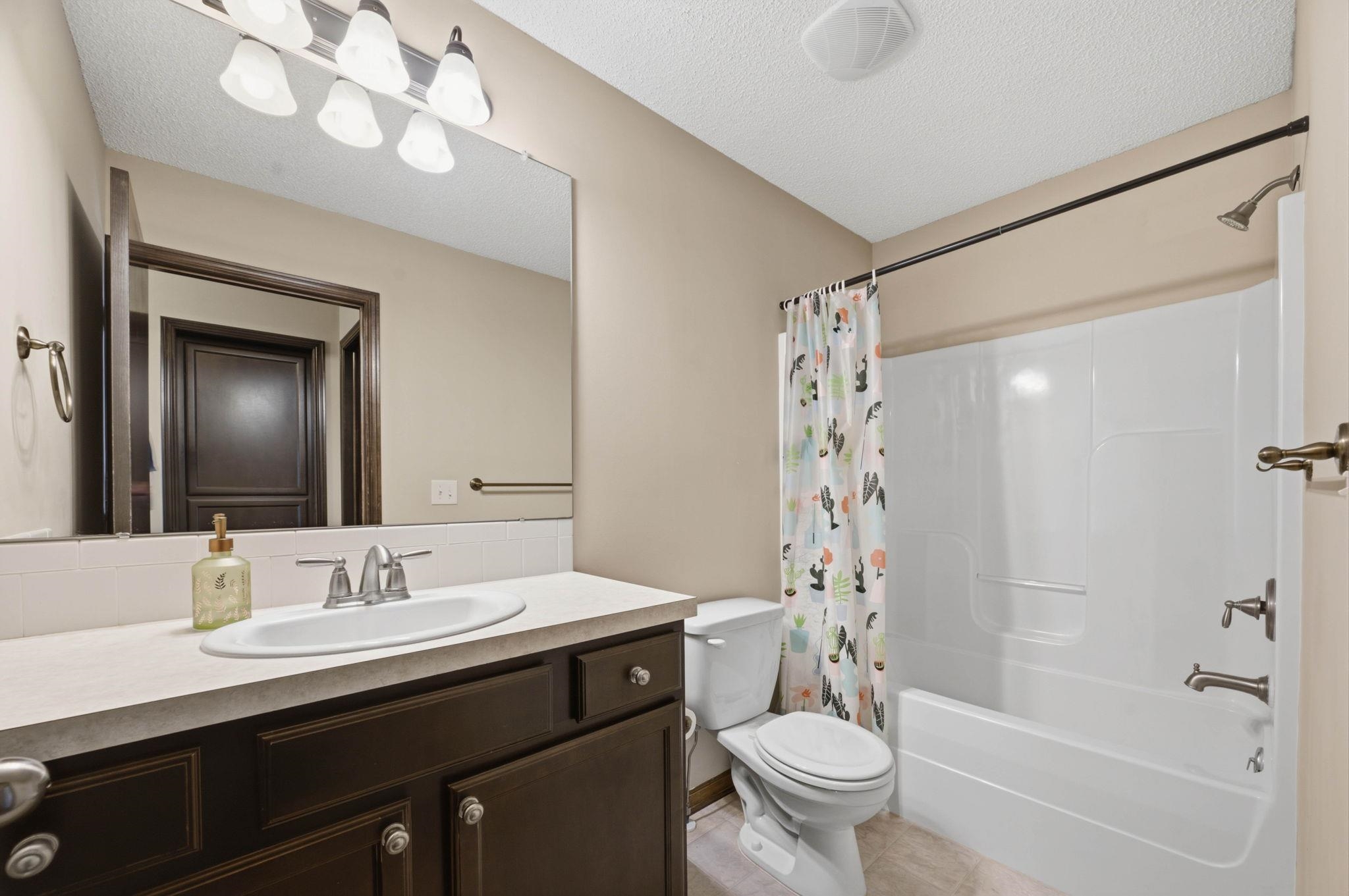 2422 N Woodridge Property Photo 17