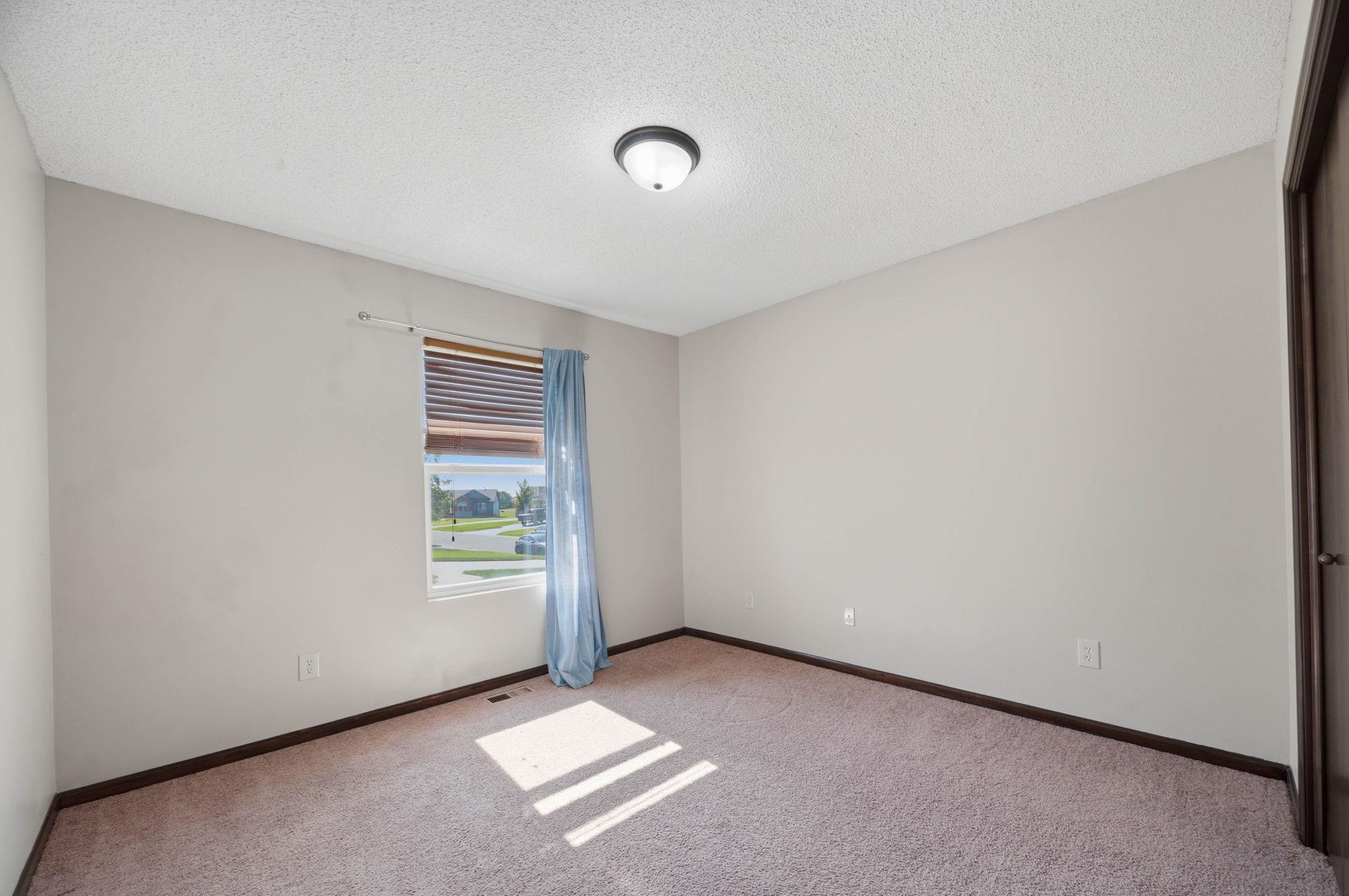 2422 N Woodridge Property Photo 18