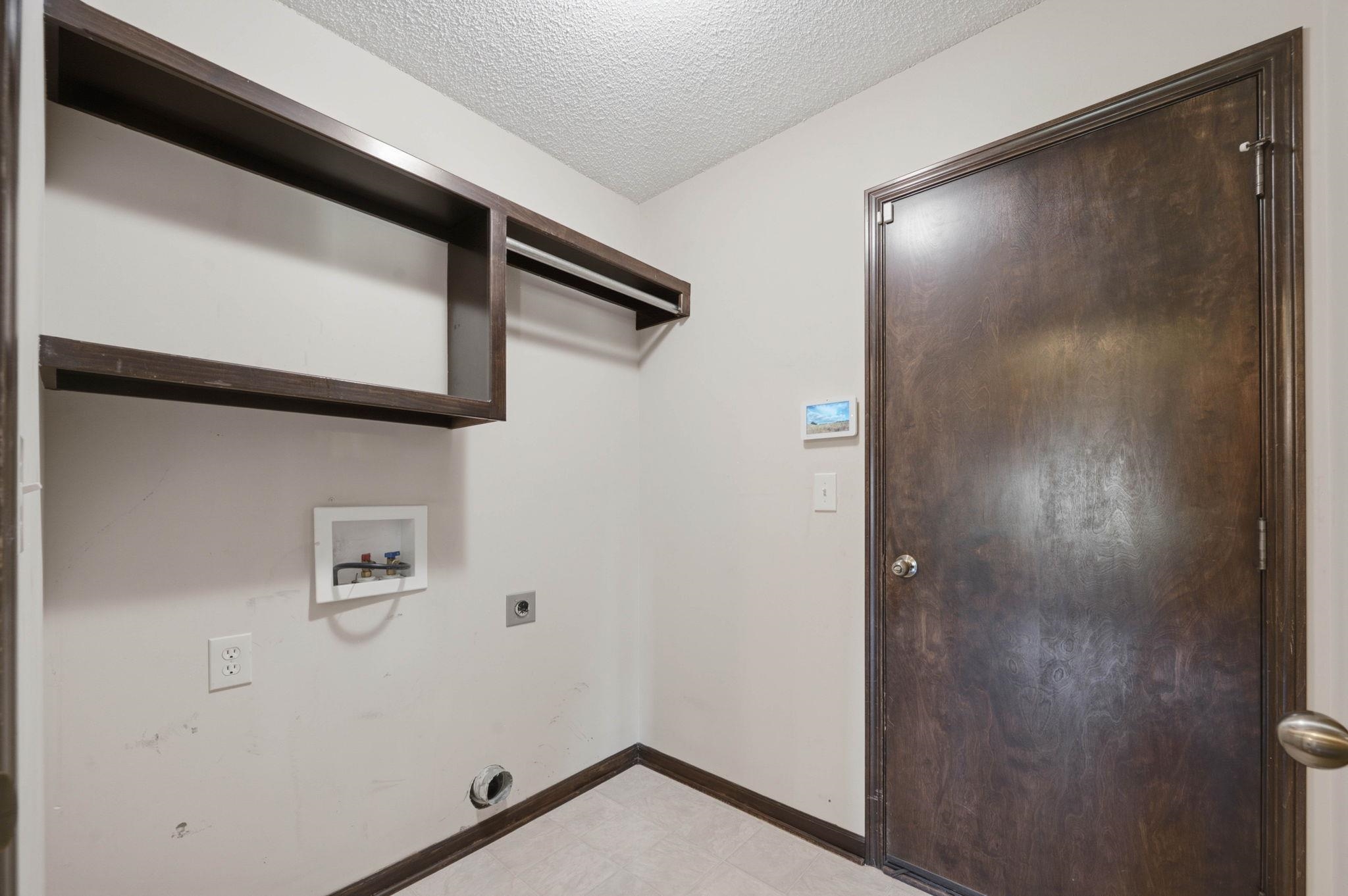 2422 N Woodridge Property Photo 19