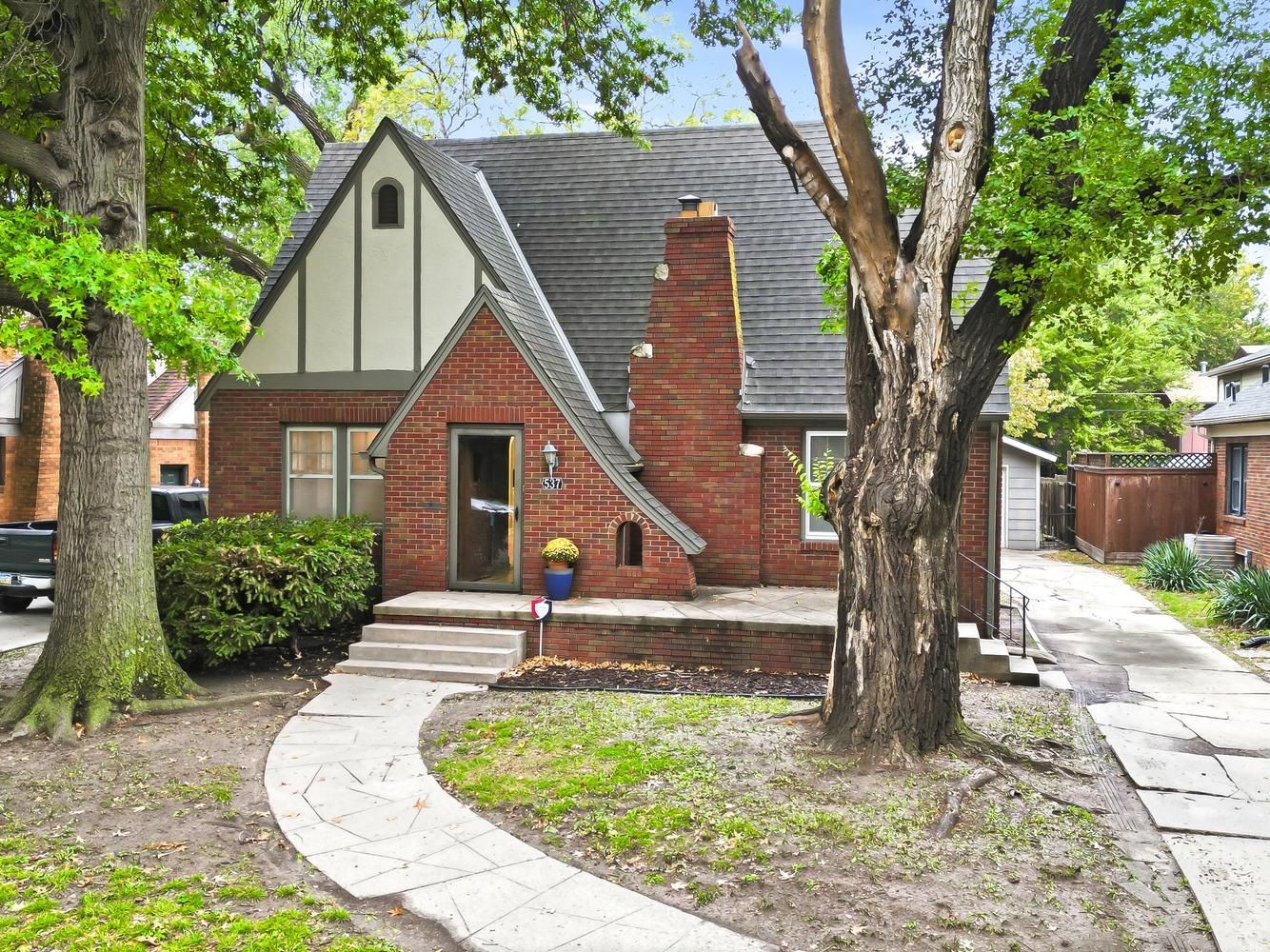 537 S Crestway