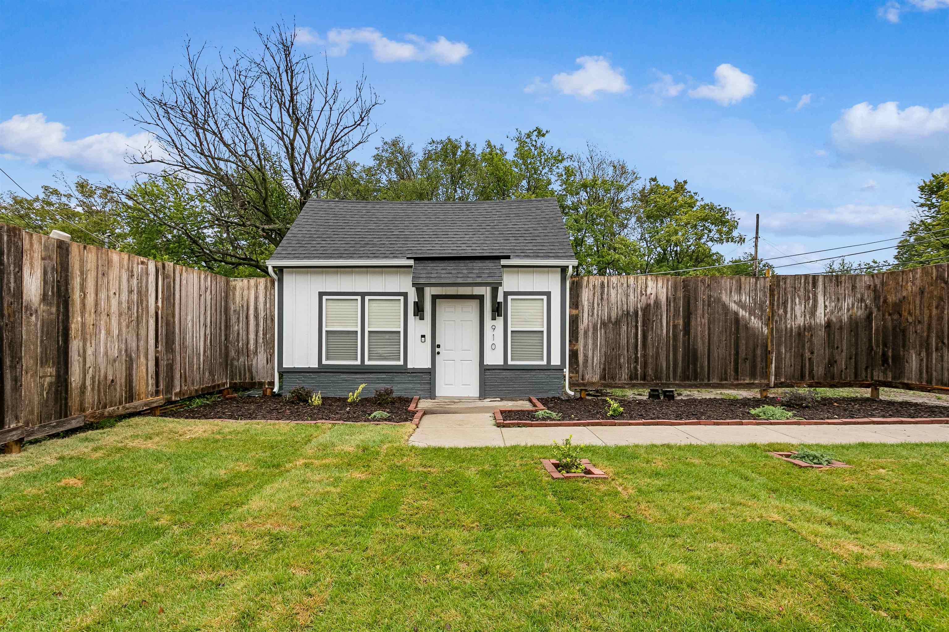 910 E Clark