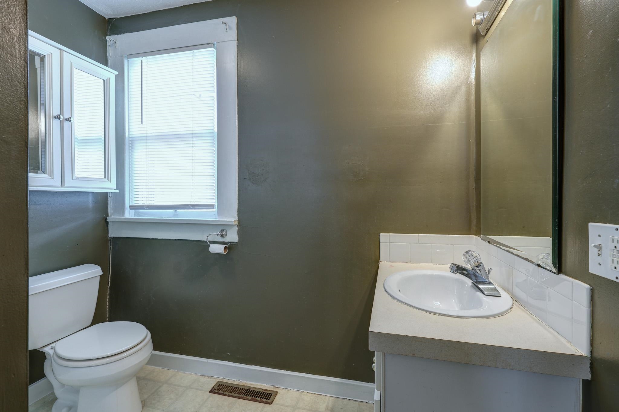 712 E 10th Property Photo 14