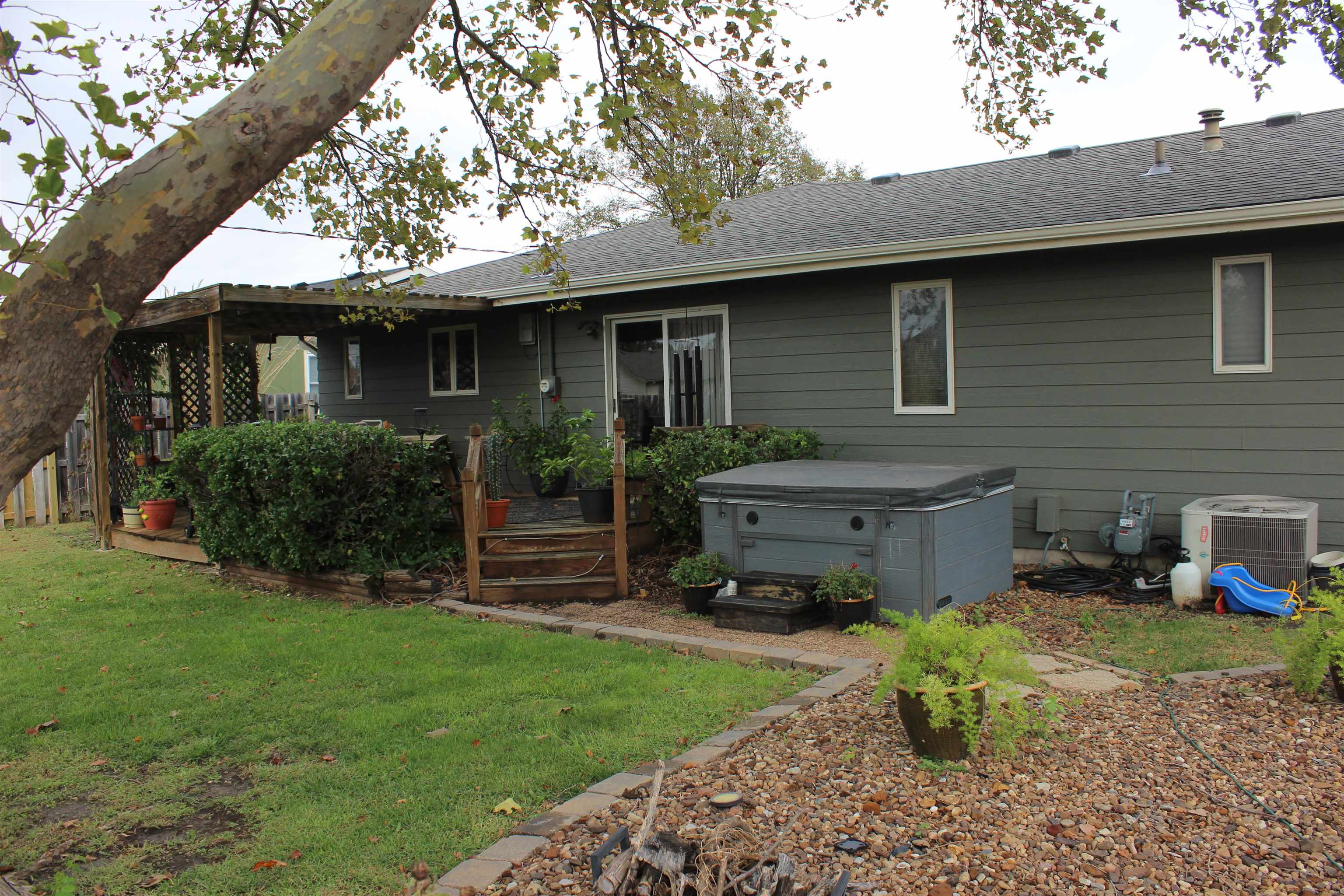 2300 Llnden Drive Property Photo 9