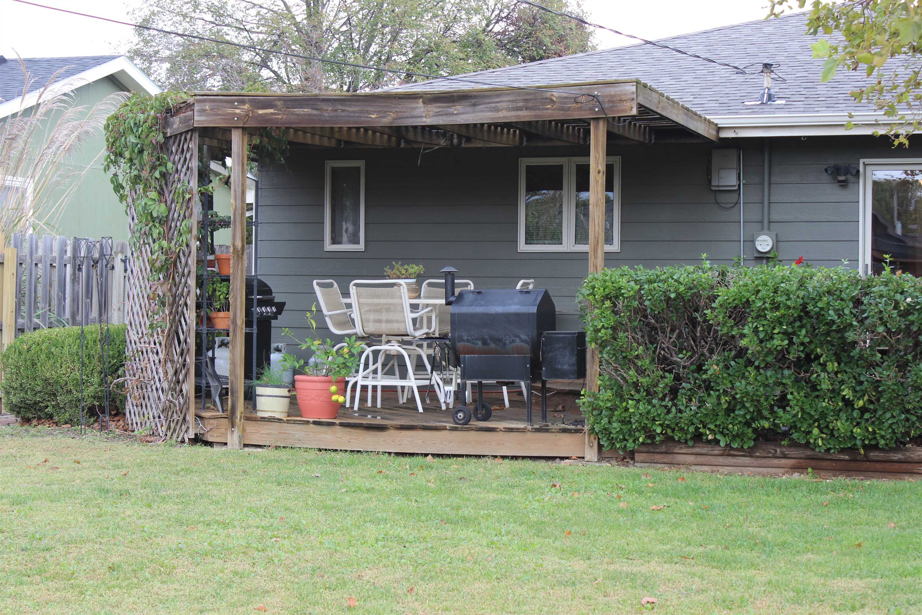 2300 Llnden Drive Property Photo 11