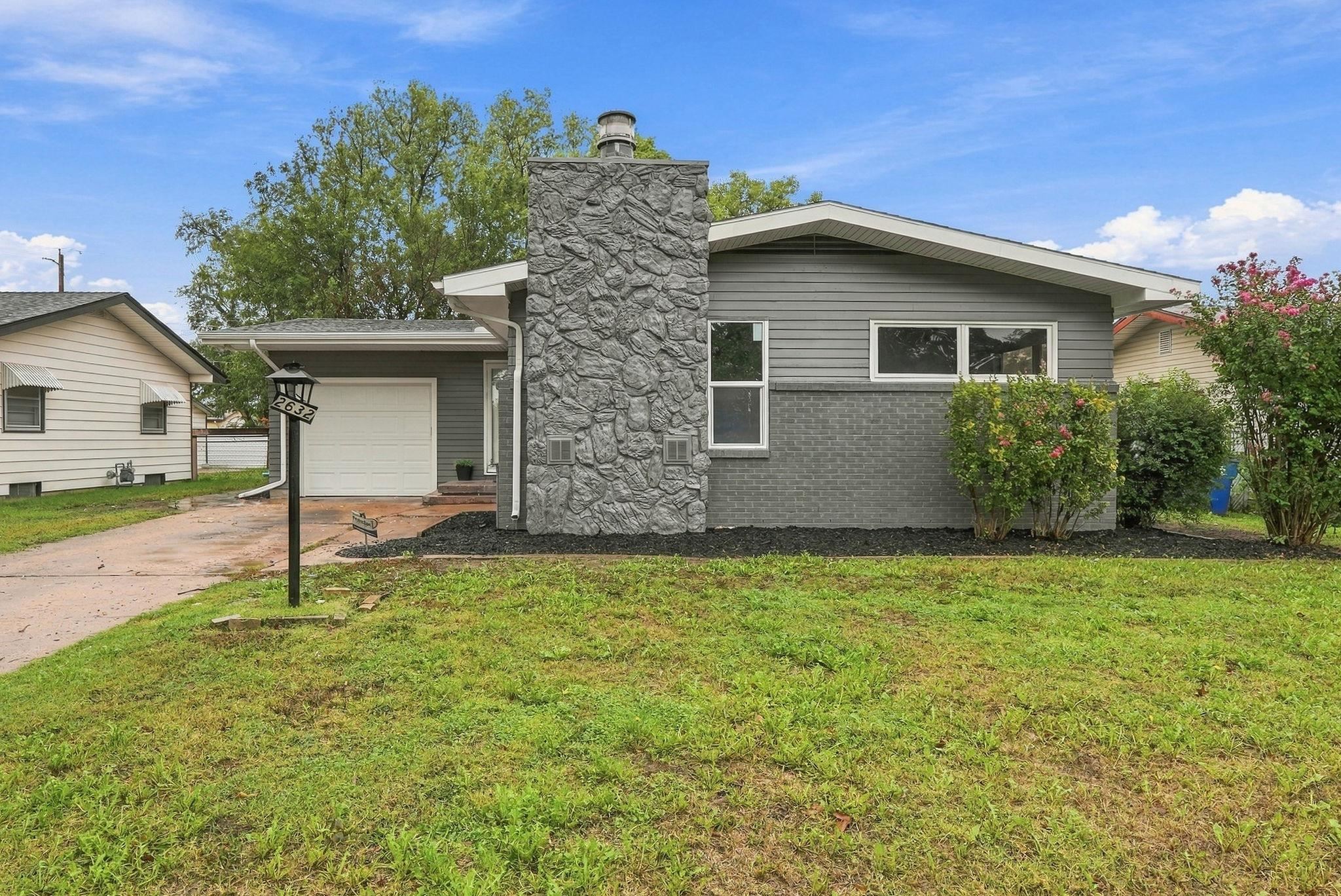 2632 S Fern Ave Property Photo 2