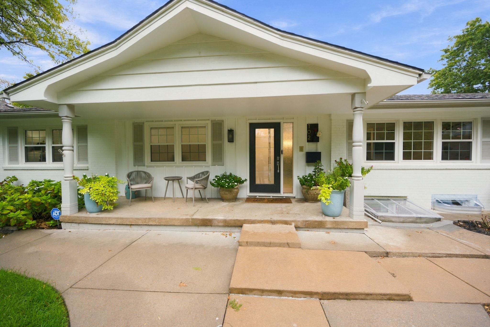 102 N Penrose Drive Property Photo 3